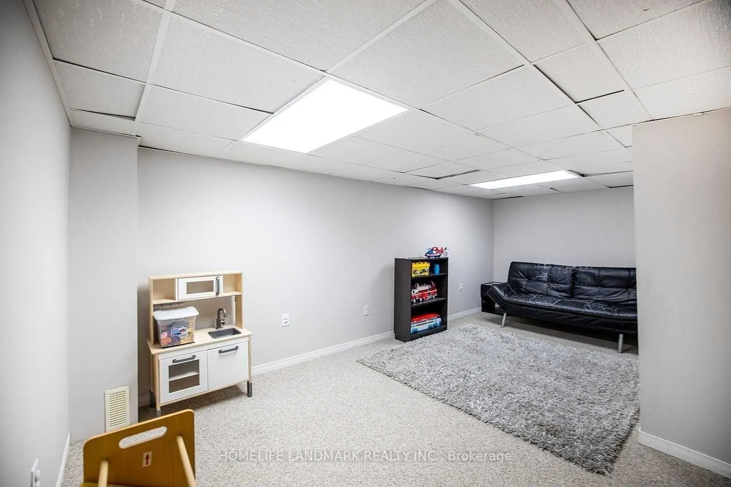 Photo 18 of 26 Cornish Drive, Clarington, Courtice — HOMEH