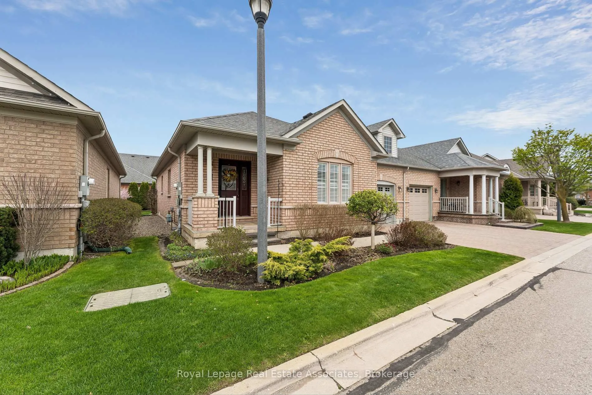 Photo 2 of 9 Falconwood Place, Brampton, Sandringham-Wellington — HOMEH