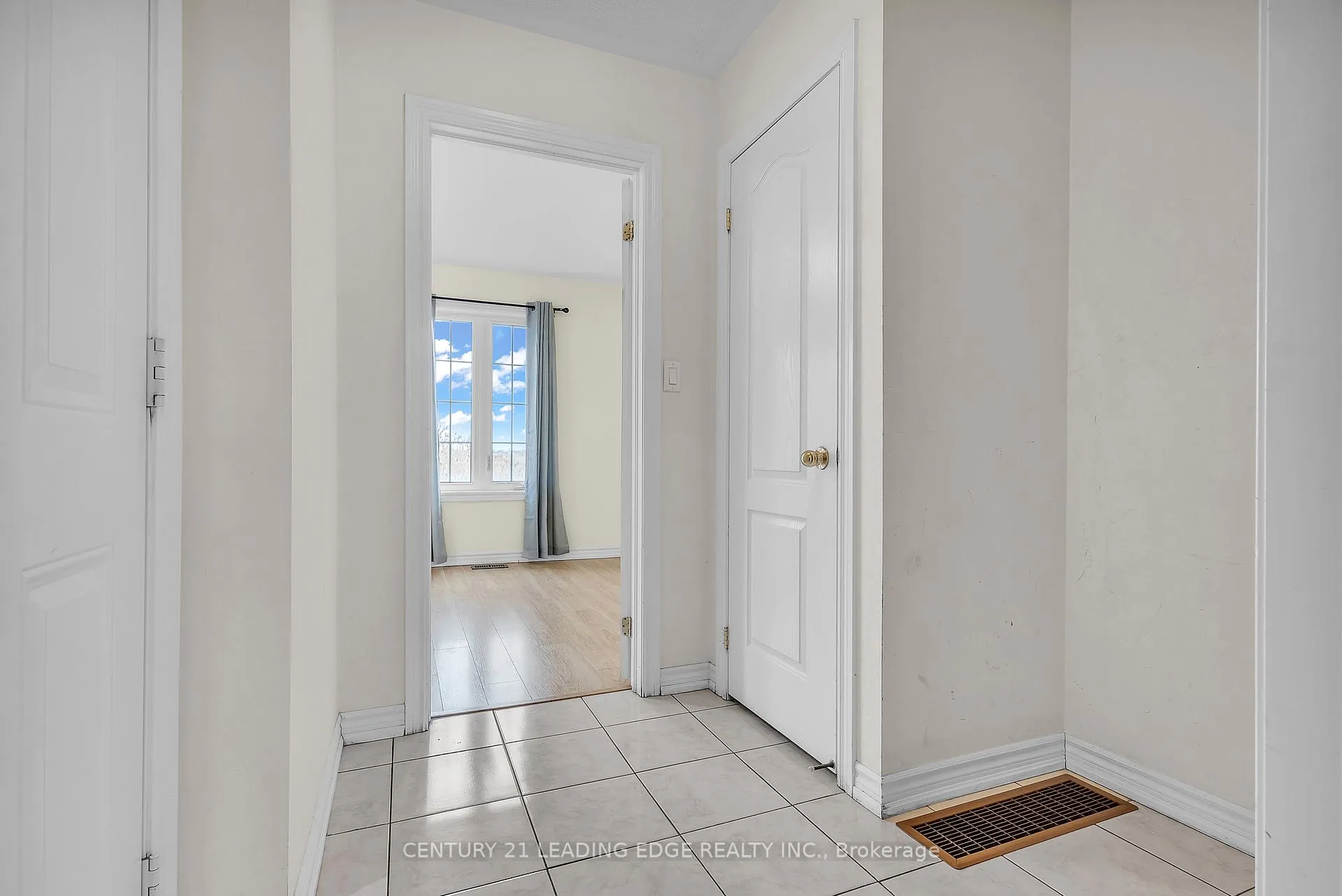 Photo 7 of 26 Shiff Crescent, Brampton, Heart Lake East — HOMEH
