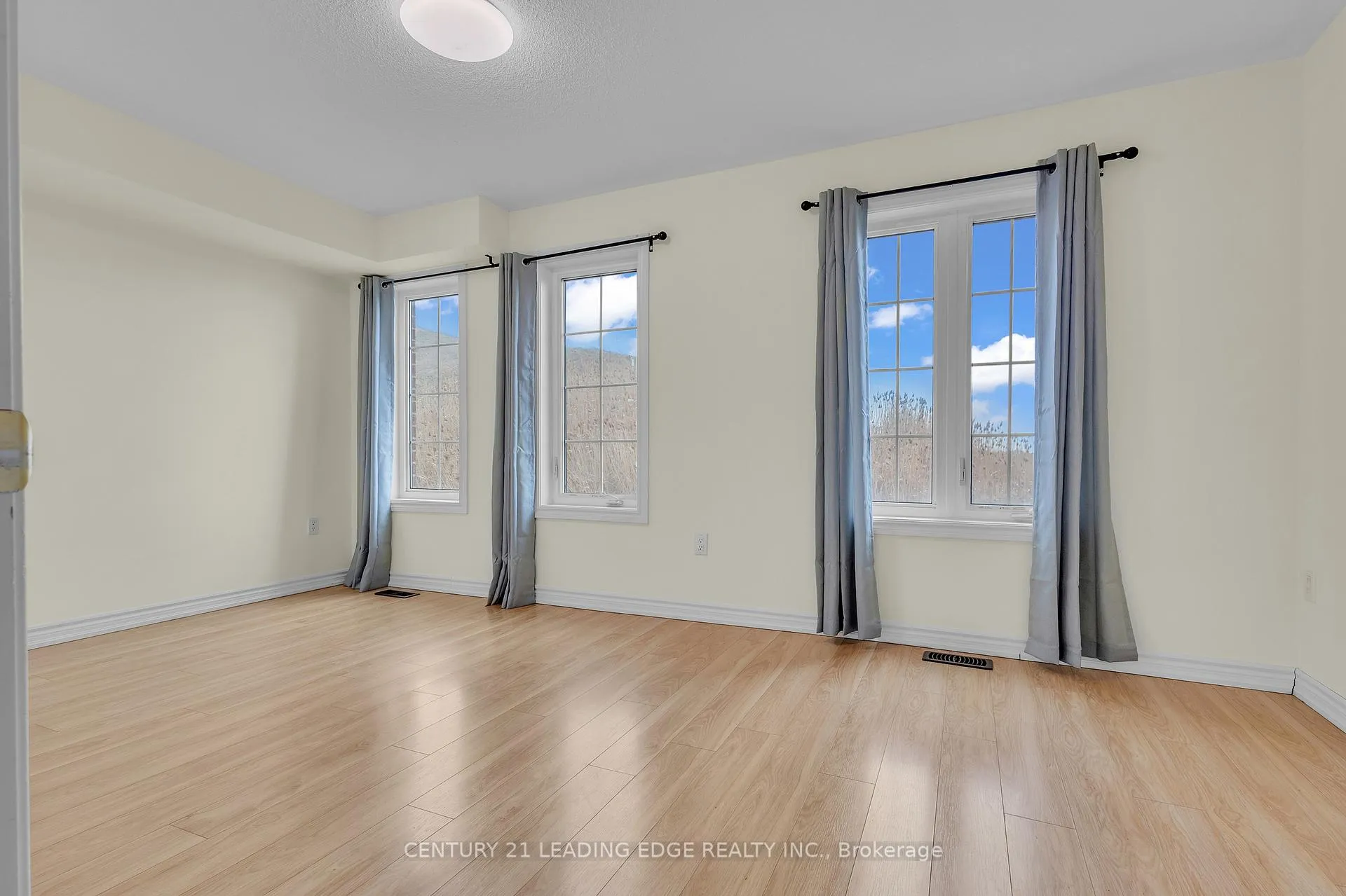 Photo 8 of 26 Shiff Crescent, Brampton, Heart Lake East — HOMEH