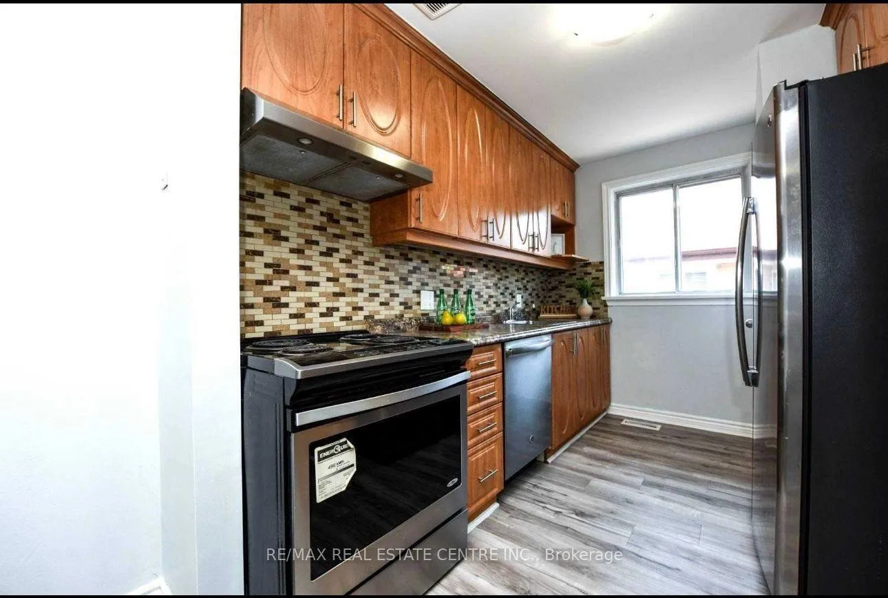 Photo 5 of 47 Corby Cres - Main, Brampton, Brampton South — HOMEH