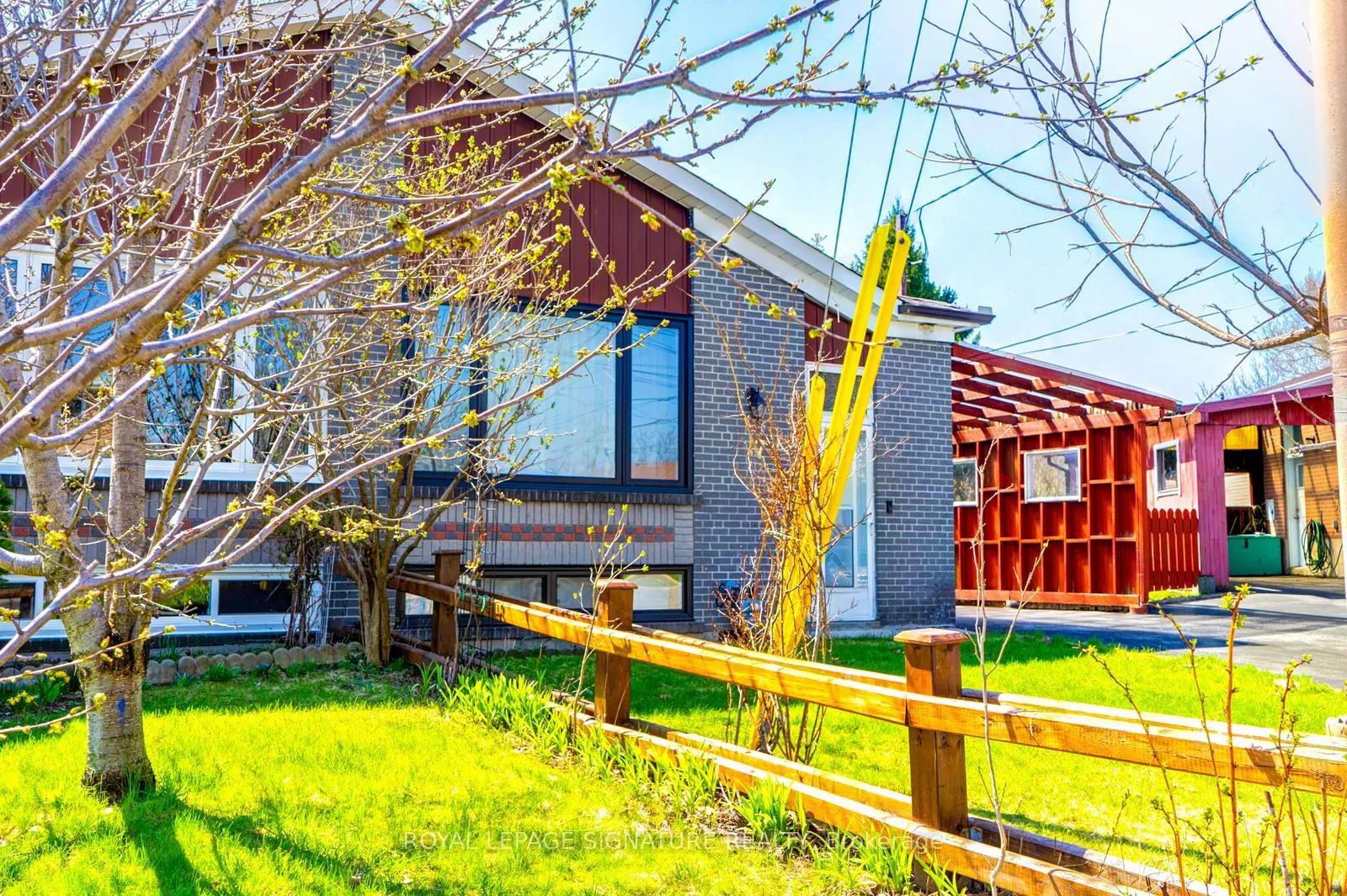 Photo 3 of 17 Avis Crescent, Toronto, O'Connor-Parkview — HOMEH
