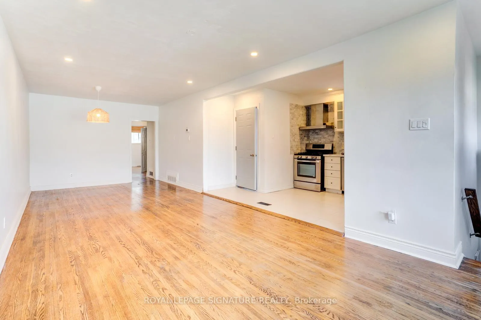 Photo 6 of 17 Avis Crescent, Toronto, O'Connor-Parkview — HOMEH