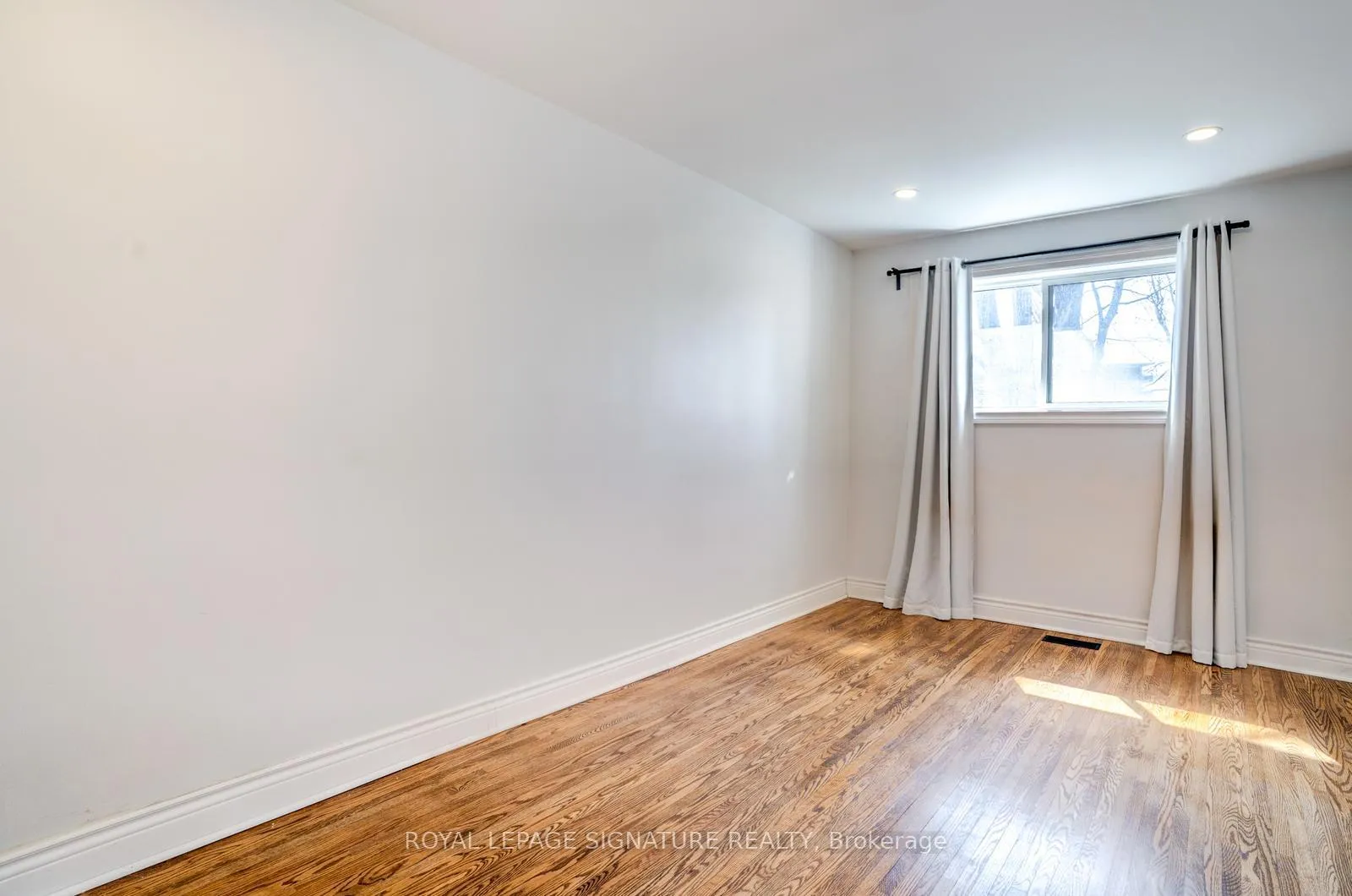 Photo 14 of 17 Avis Crescent, Toronto, O'Connor-Parkview — HOMEH