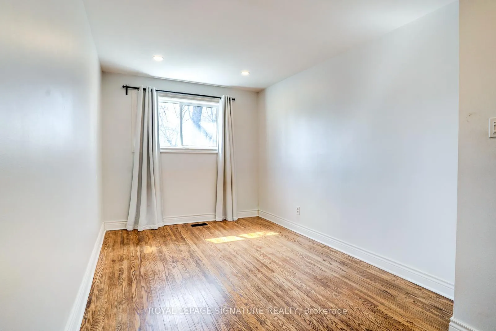 Photo 15 of 17 Avis Crescent, Toronto, O'Connor-Parkview — HOMEH