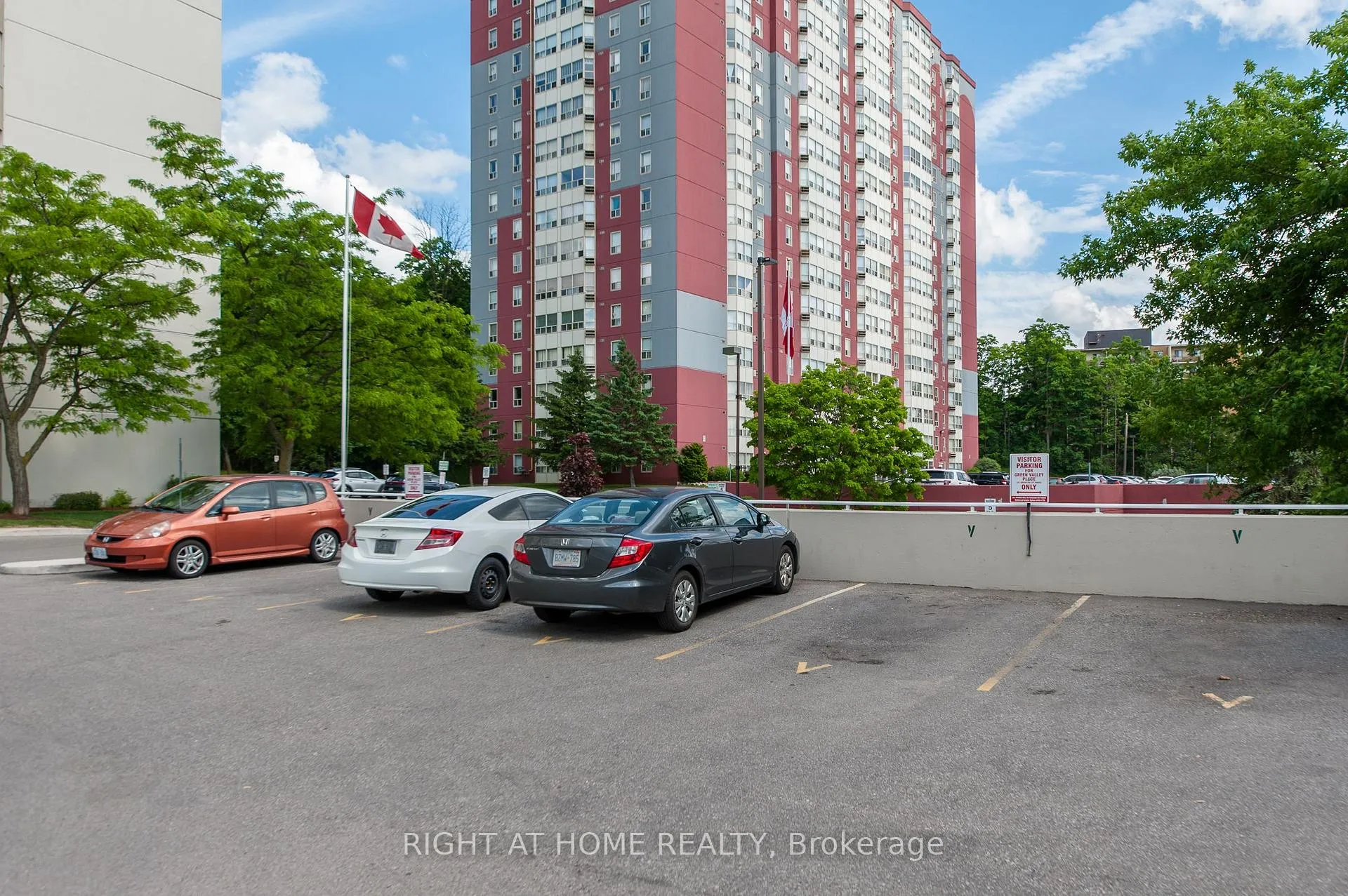 Photo 2 of Unit 1714, 35 Green Valley Drive, Kitchener, Pioneer Park — HOMEH