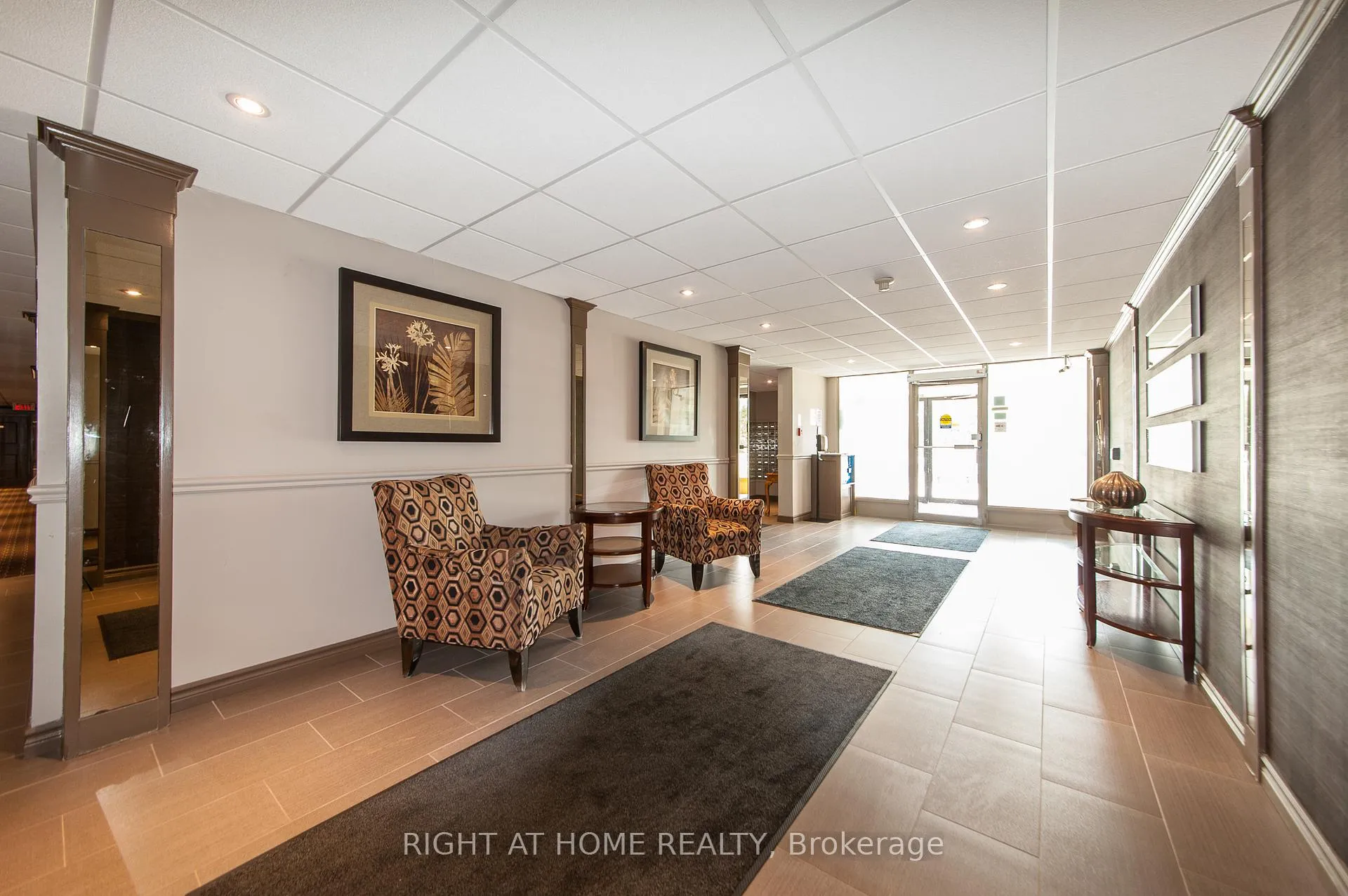 Photo 3 of Unit 1714, 35 Green Valley Drive, Kitchener, Pioneer Park — HOMEH