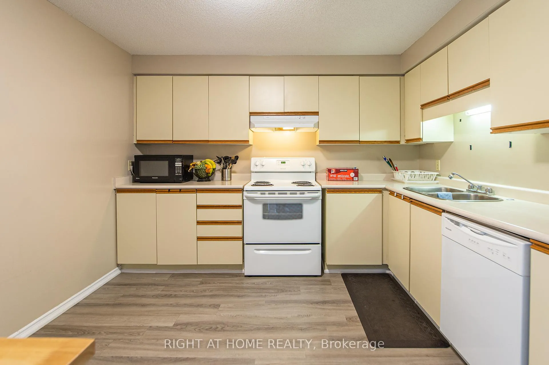 Photo 8 of Unit 1714, 35 Green Valley Drive, Kitchener, Pioneer Park — HOMEH