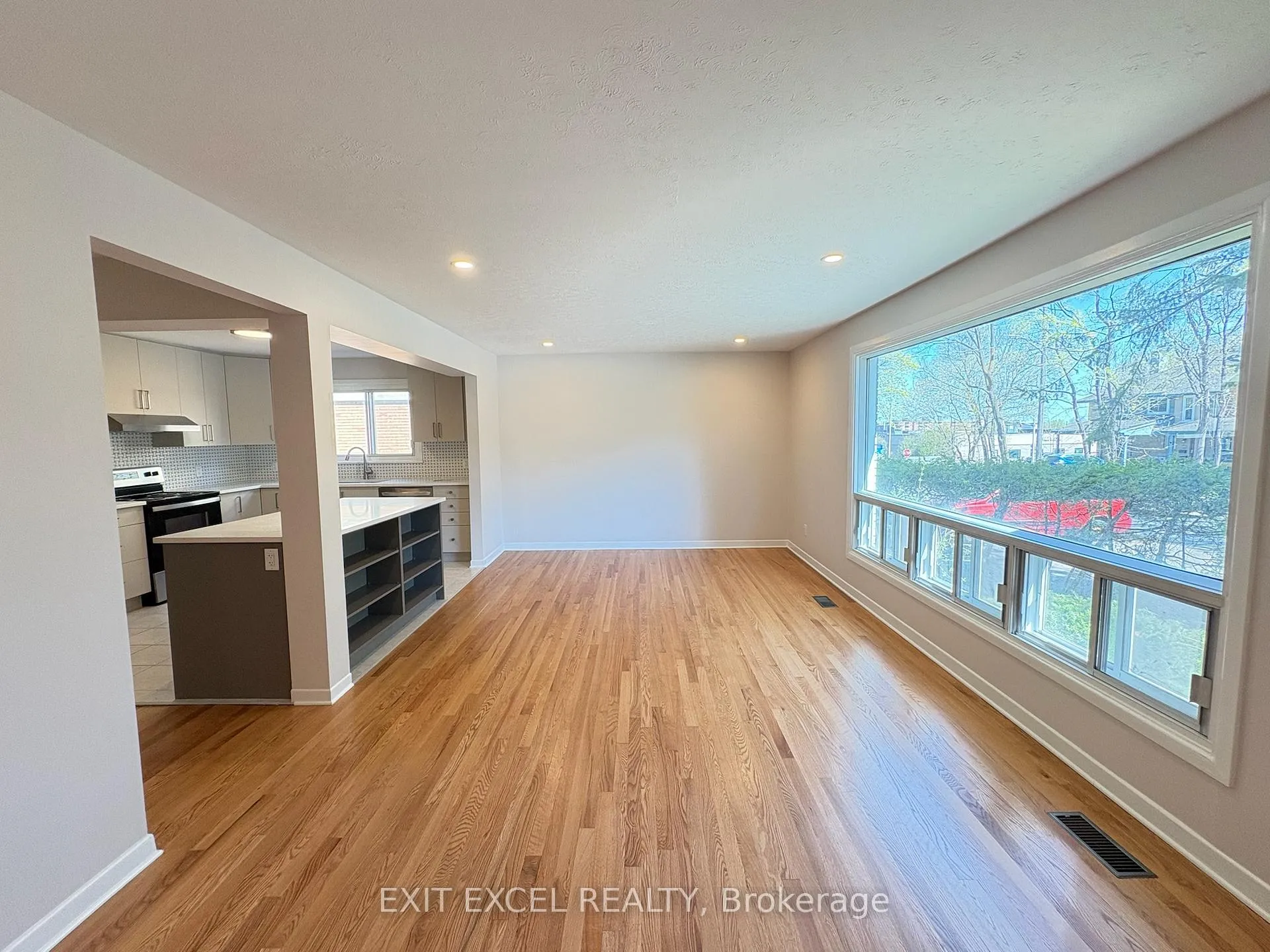 Photo 2 of Unit 1, 816 Dundee Avenue, Ottawa, Queensway Terrace North — HOMEH