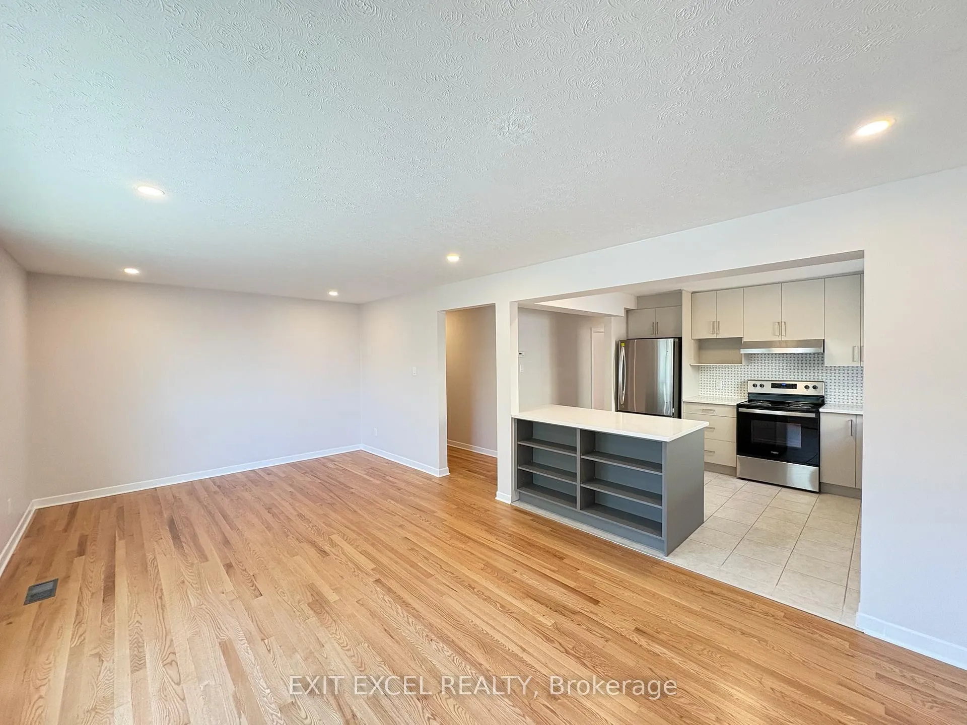 Photo 3 of Unit 1, 816 Dundee Avenue, Ottawa, Queensway Terrace North — HOMEH