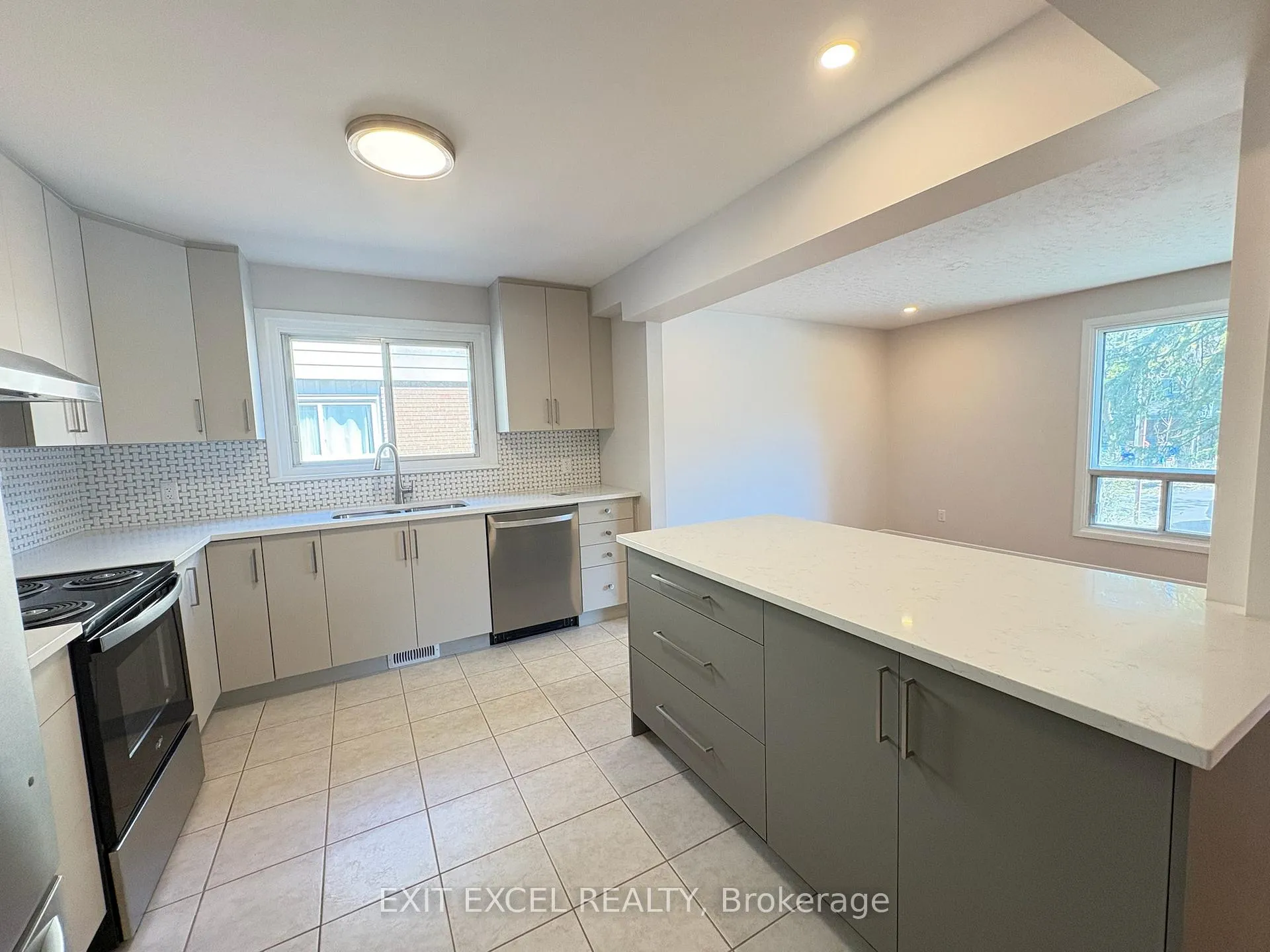 Photo 4 of Unit 1, 816 Dundee Avenue, Ottawa, Queensway Terrace North — HOMEH