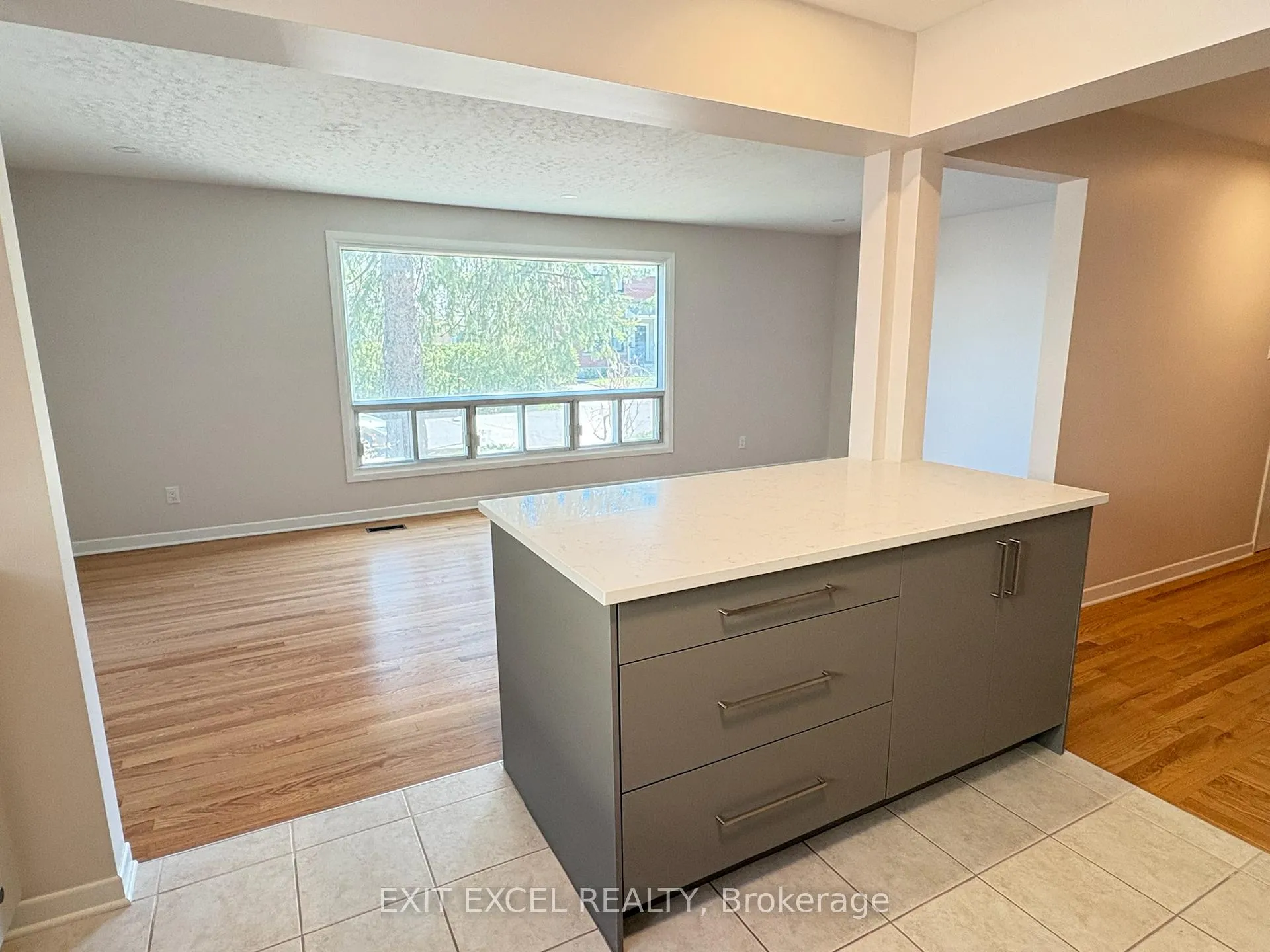 Photo 5 of Unit 1, 816 Dundee Avenue, Ottawa, Queensway Terrace North — HOMEH