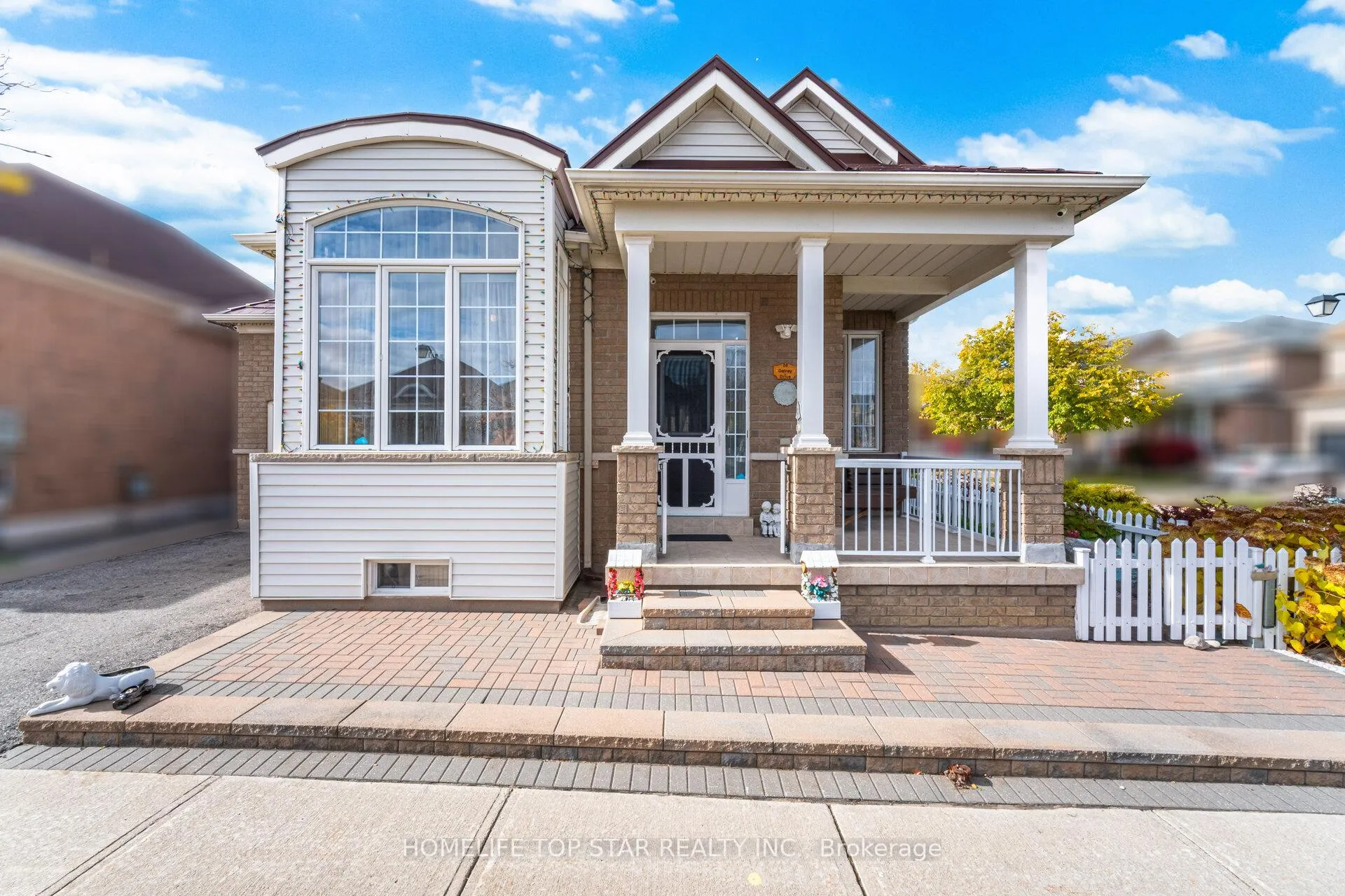Photo 2 of 26 Delray Drive E, Markham, Greensborough — HOMEH