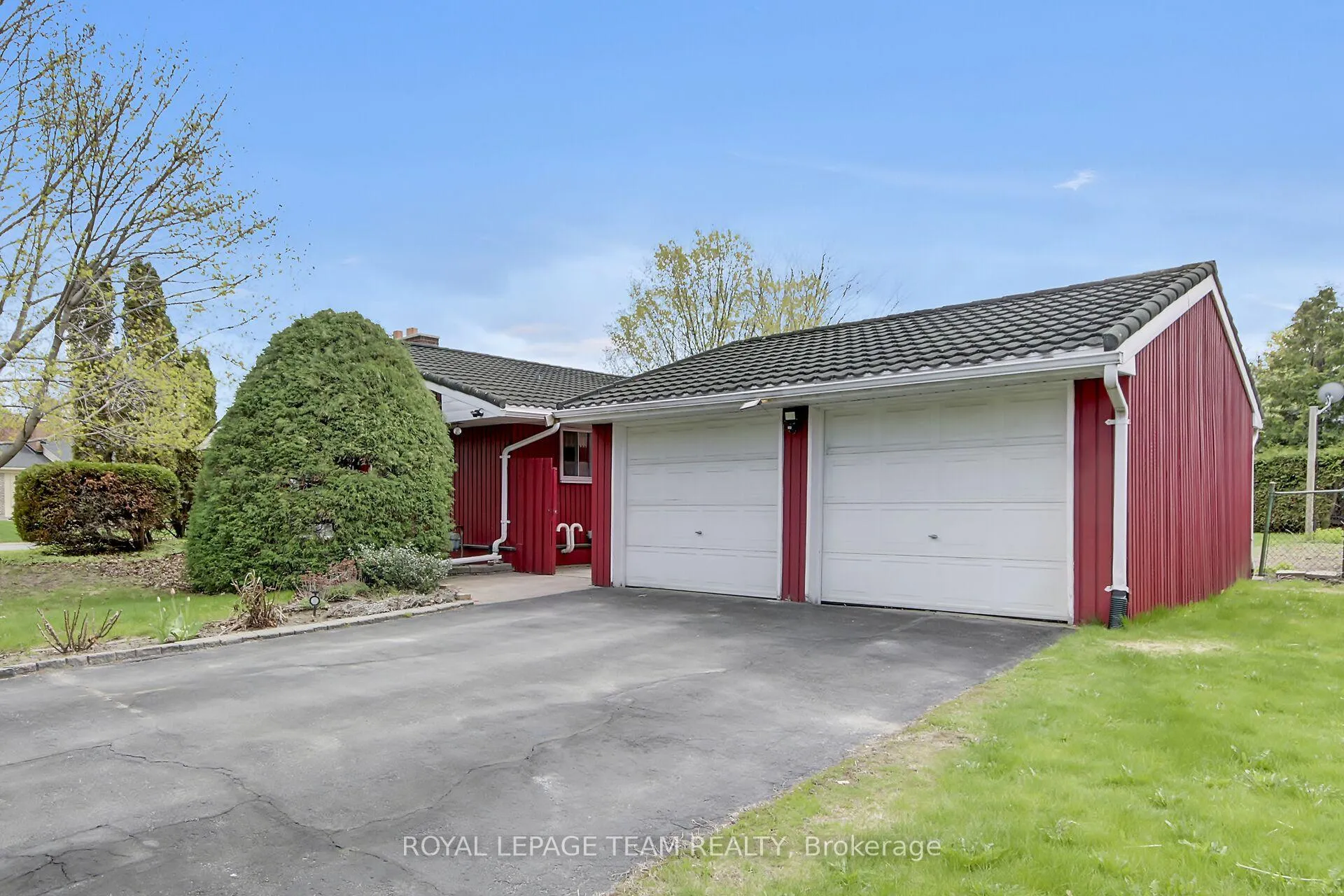 Photo 3 of 2 Aleutian Road, Ottawa, Bruce Farm/Graham Park/Qualicum/Bellands — HOMEH