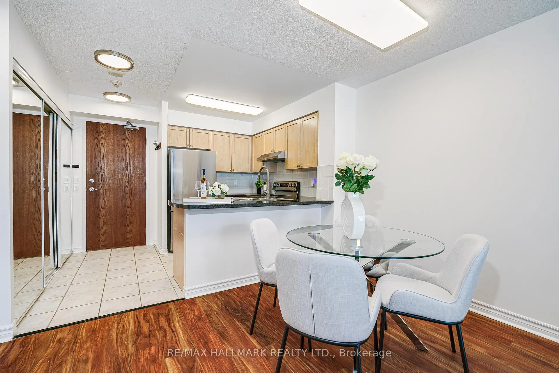 Photo 9 of Unit 311, 1863 Queen Street E, Toronto, The Beaches — HOMEH