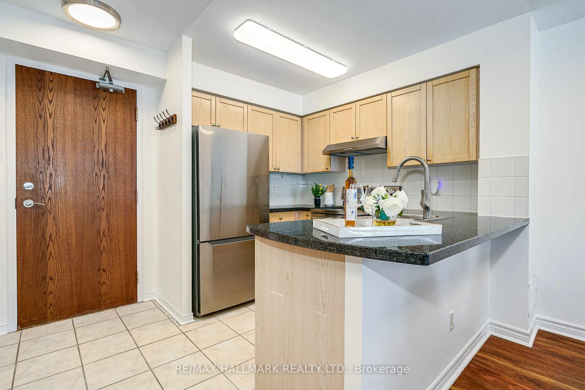 Photo 10 of Unit 311, 1863 Queen Street E, Toronto, The Beaches — HOMEH