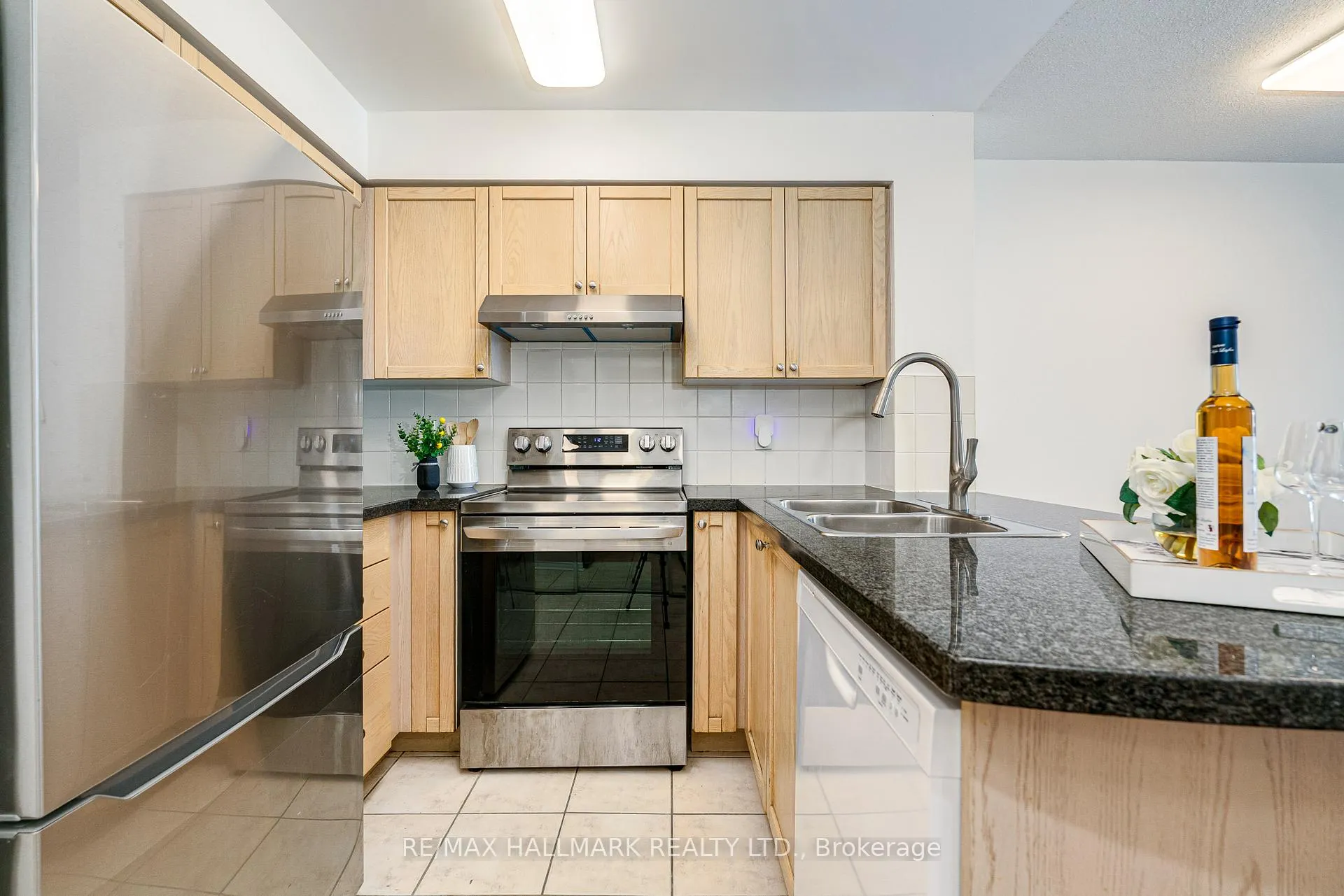 Photo 11 of Unit 311, 1863 Queen Street E, Toronto, The Beaches — HOMEH