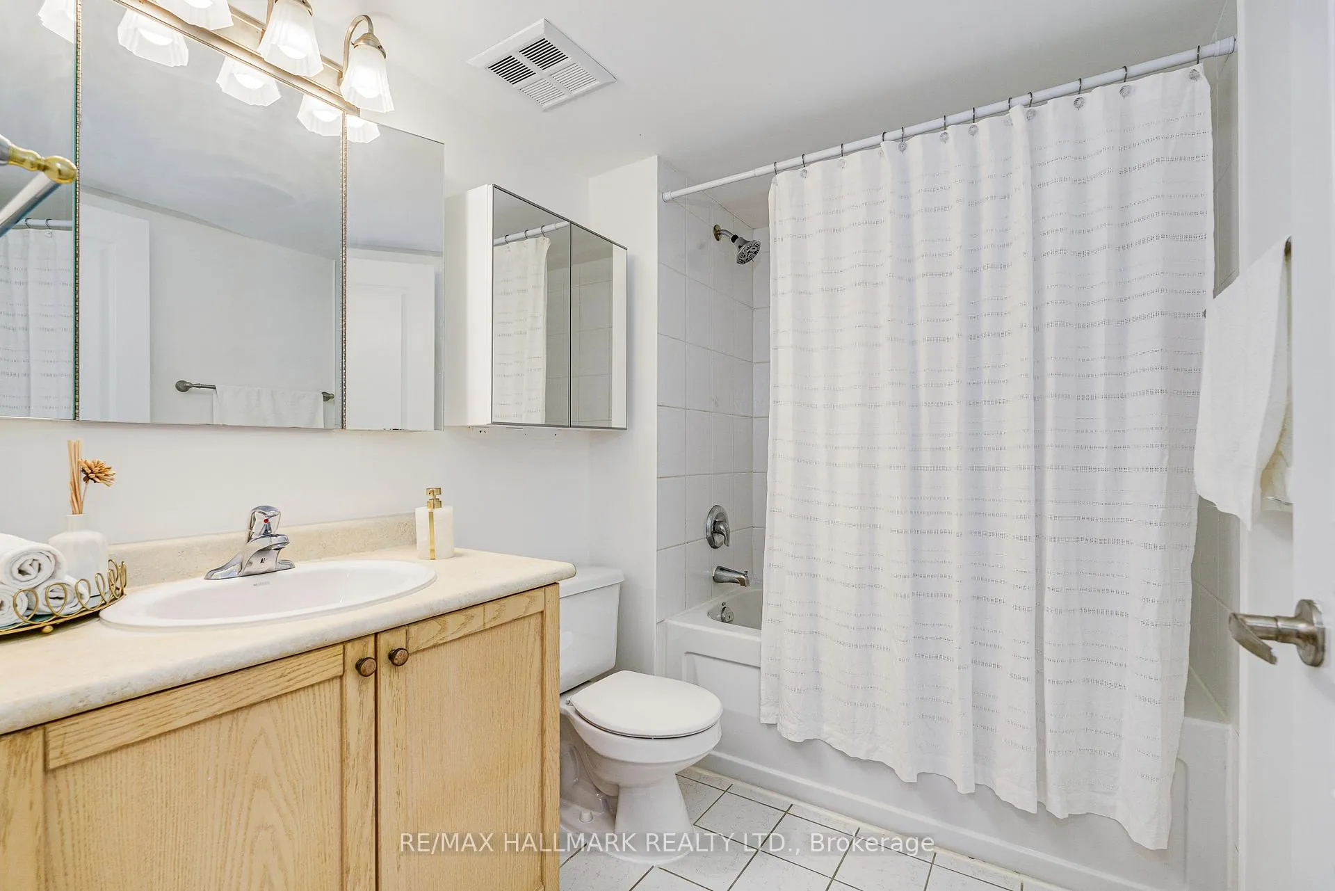 Photo 19 of Unit 311, 1863 Queen Street E, Toronto, The Beaches — HOMEH