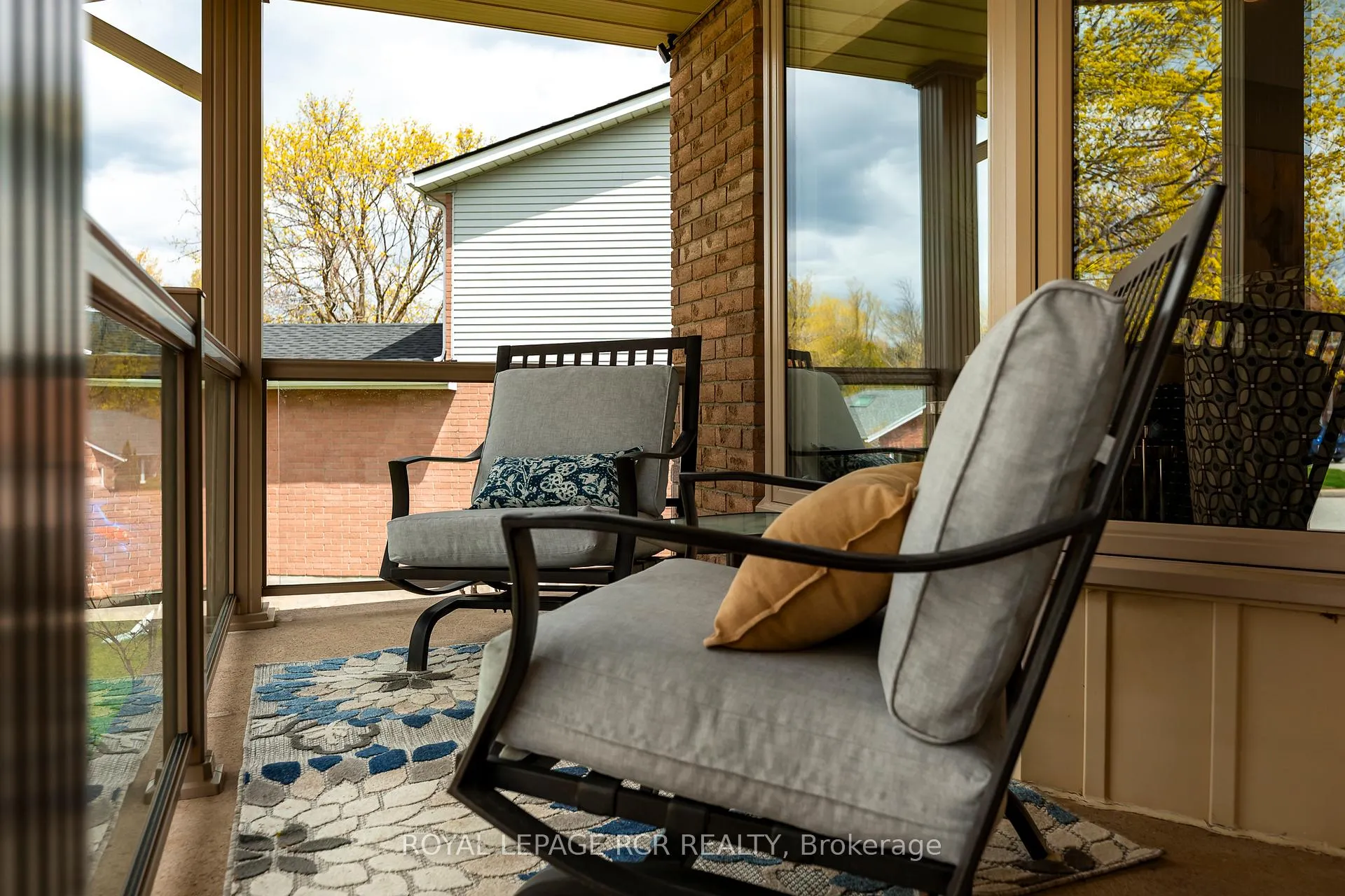 Photo 2 of 240 Oakwood Crescent, Orangeville — HOMEH