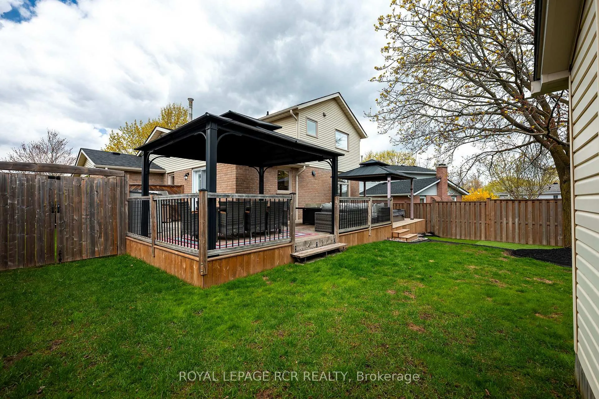Photo 17 of 240 Oakwood Crescent, Orangeville — HOMEH