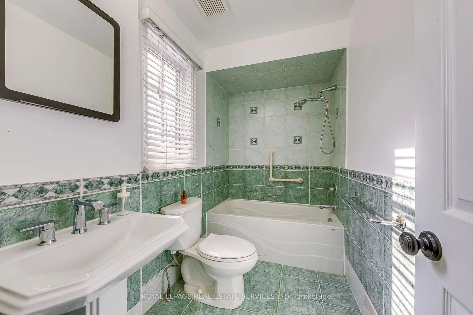 Photo 20 of 1462 Grand Boulevard, Oakville, Falgarwood — HOMEH