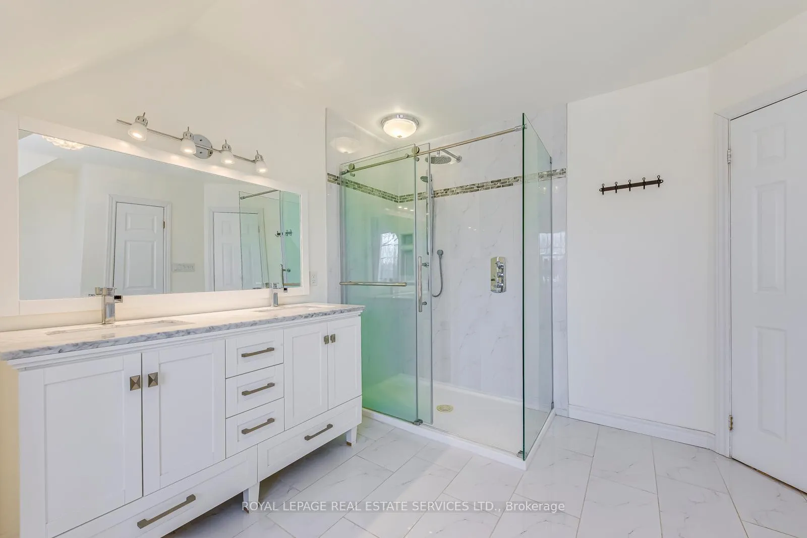 Photo 37 of 1462 Grand Boulevard, Oakville, Falgarwood — HOMEH