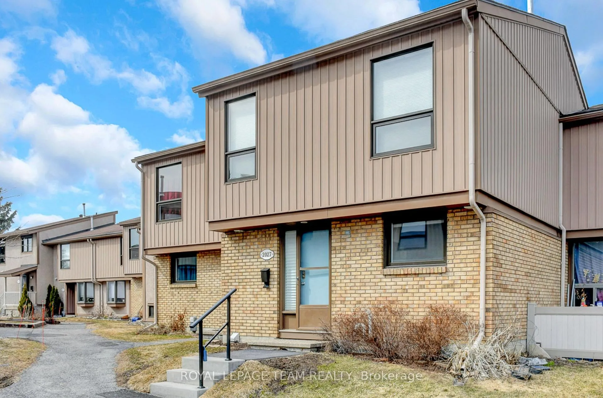 Photo 3 of Unit 35, 2027 Stonehenge Crescent, Ottawa, Pineview — HOMEH