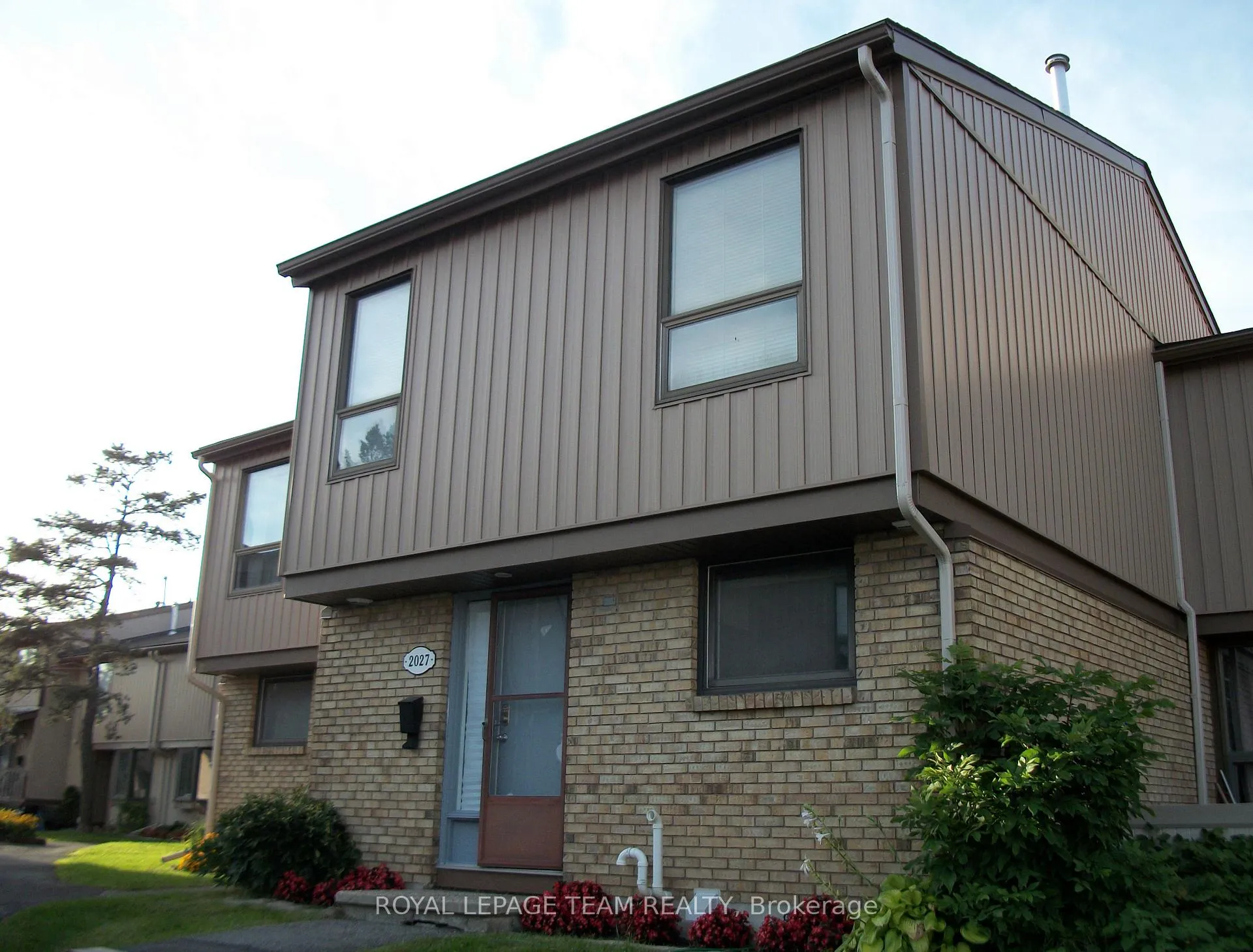 Photo 4 of Unit 35, 2027 Stonehenge Crescent, Ottawa, Pineview — HOMEH