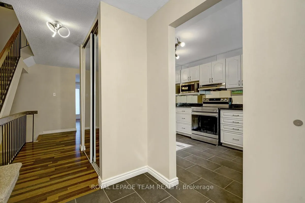 Photo 5 of Unit 35, 2027 Stonehenge Crescent, Ottawa, Pineview — HOMEH