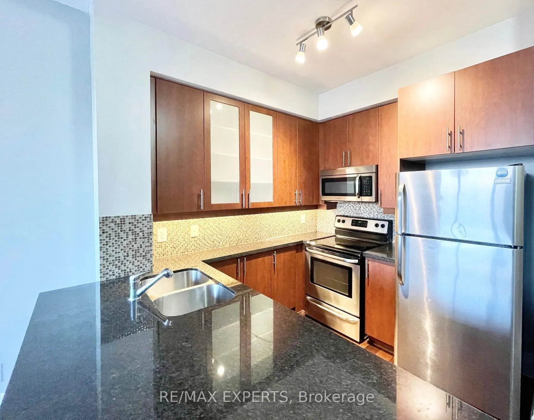 Photo 4 of Unit 104, 131 Upper Duke Crescent, Markham, Unionville — HOMEH