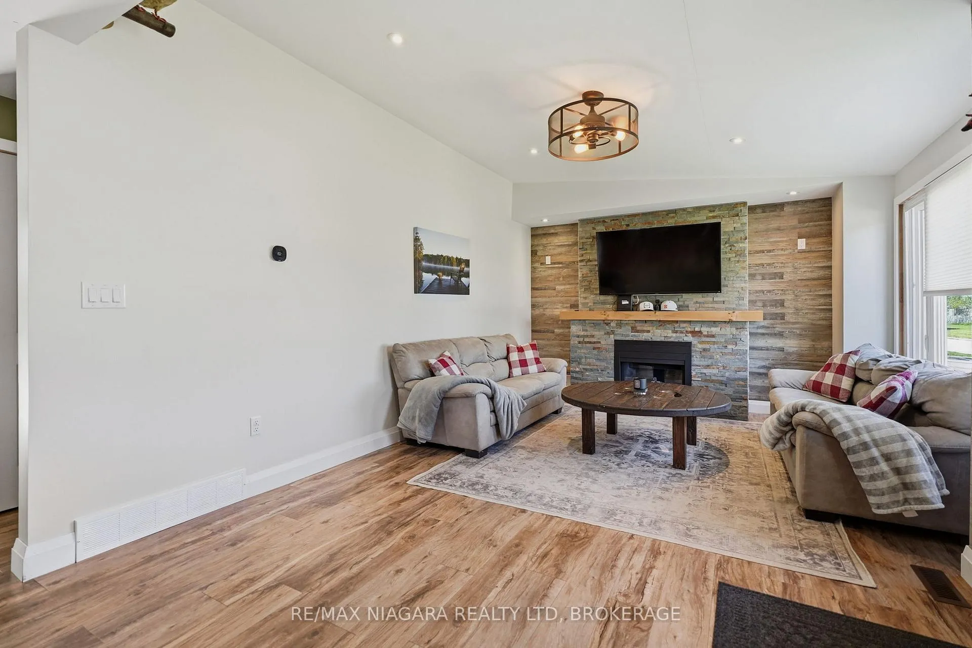Photo 10 of 21 Verne Avenue, Welland, Broadway — HOMEH