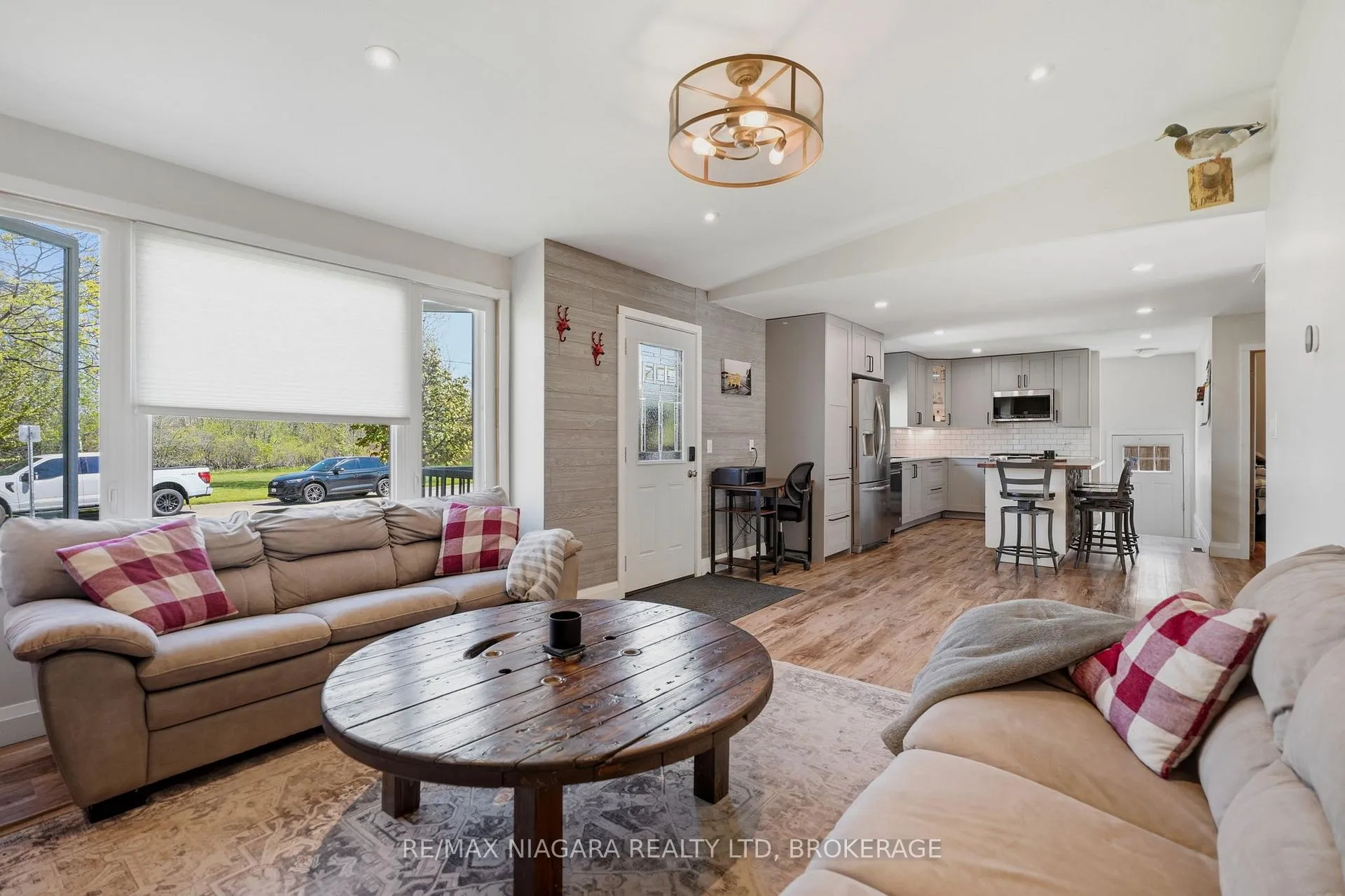 Photo 12 of 21 Verne Avenue, Welland, Broadway — HOMEH