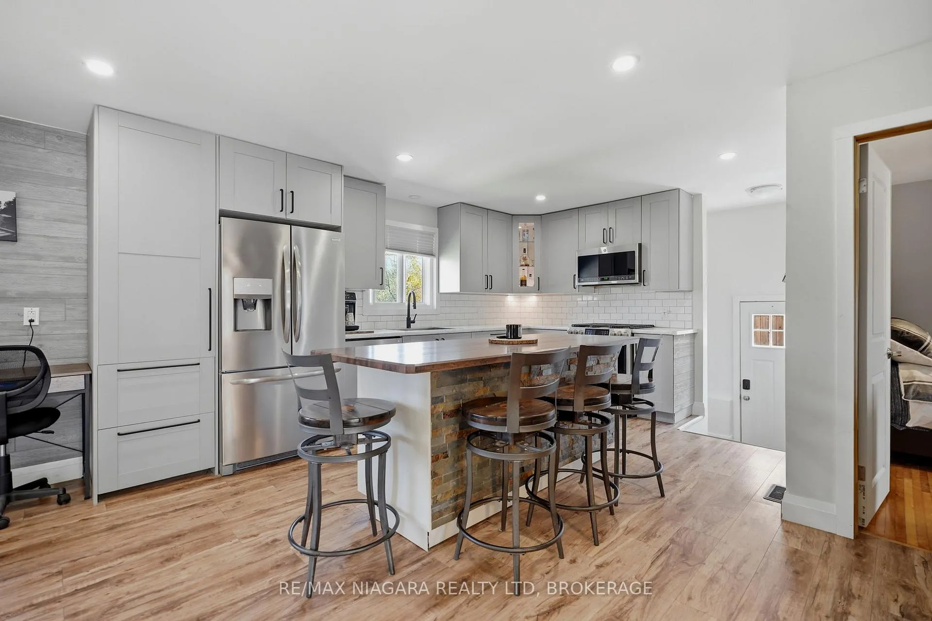 Photo 13 of 21 Verne Avenue, Welland, Broadway — HOMEH
