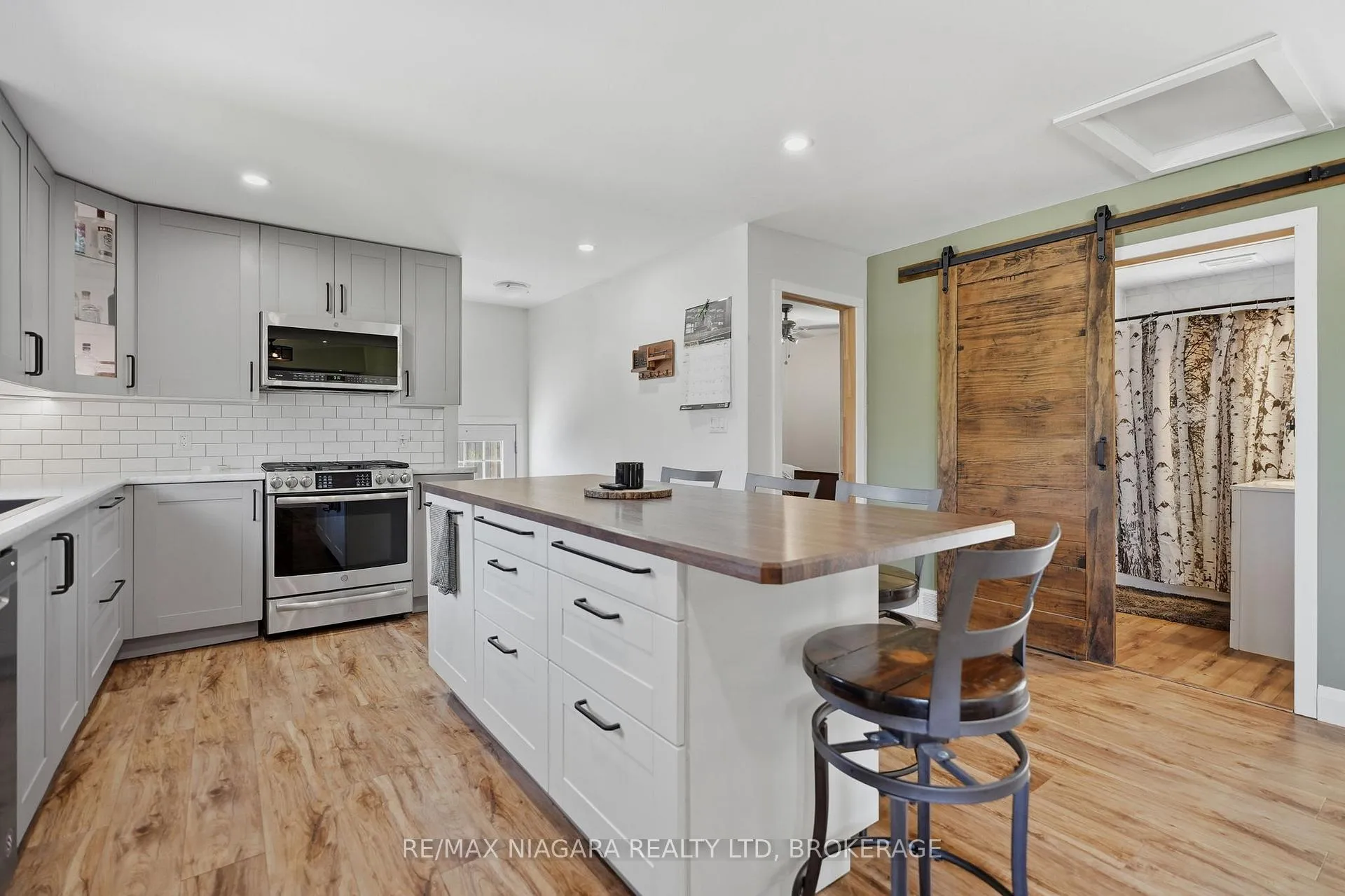 Photo 14 of 21 Verne Avenue, Welland, Broadway — HOMEH