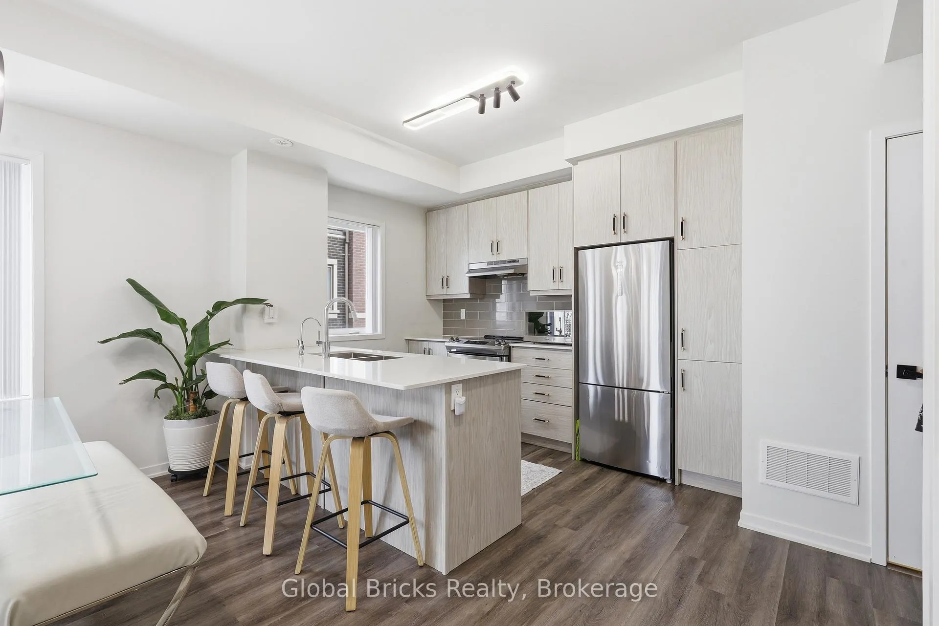 Photo 1 of Unit TH #210, 131 Honeycrisp Crescent, Vaughan, Vaughan Corporate Centre — HOMEH