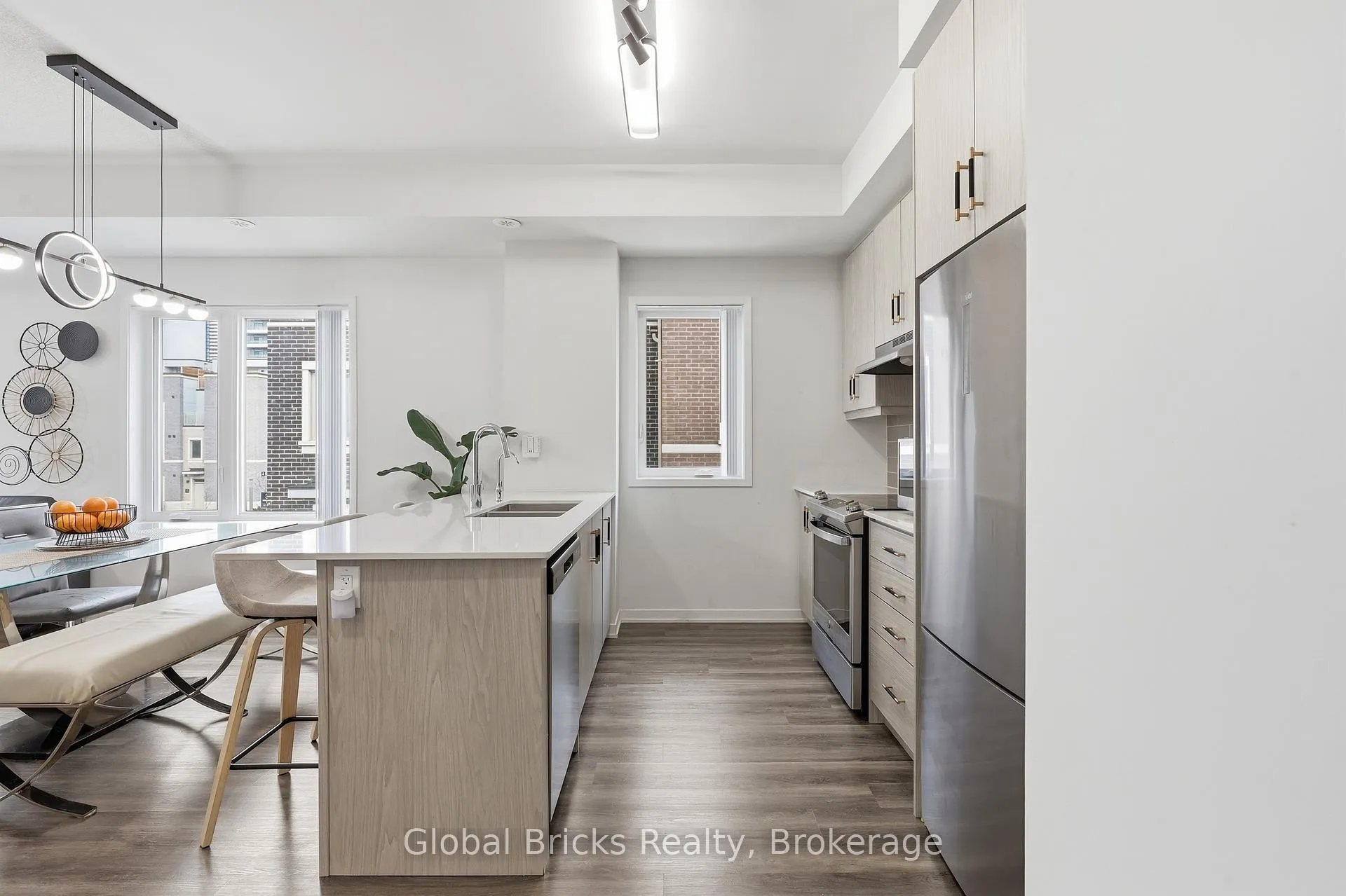 Photo 4 of Unit TH #210, 131 Honeycrisp Crescent, Vaughan, Vaughan Corporate Centre — HOMEH