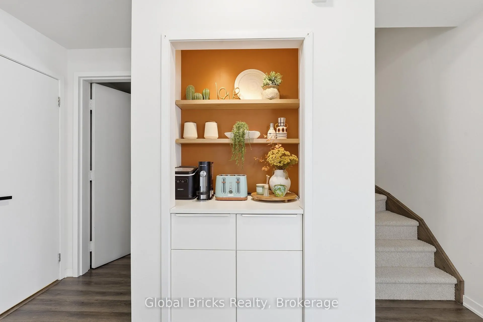 Photo 6 of Unit TH #210, 131 Honeycrisp Crescent, Vaughan, Vaughan Corporate Centre — HOMEH