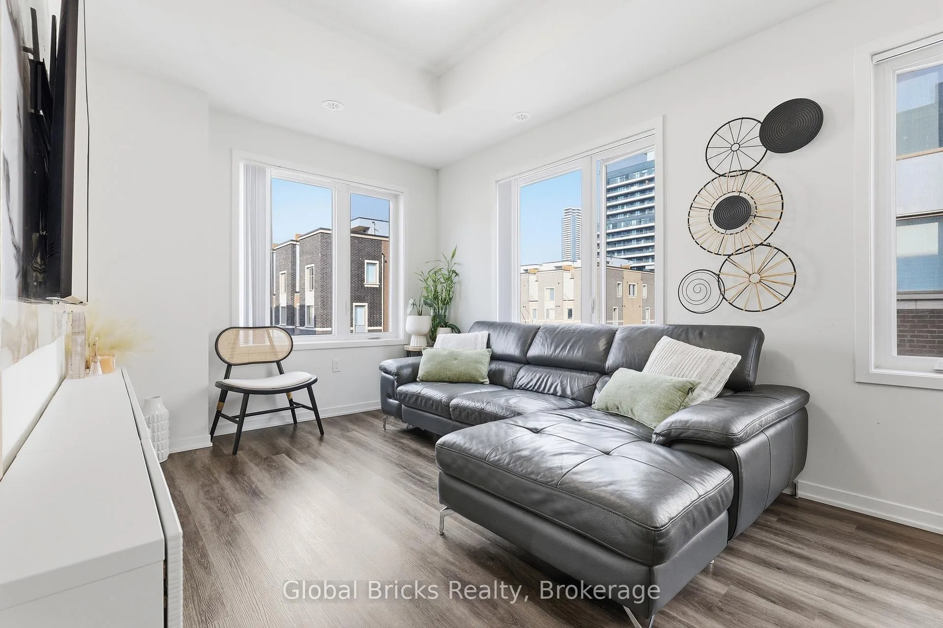 Photo 7 of Unit TH #210, 131 Honeycrisp Crescent, Vaughan, Vaughan Corporate Centre — HOMEH