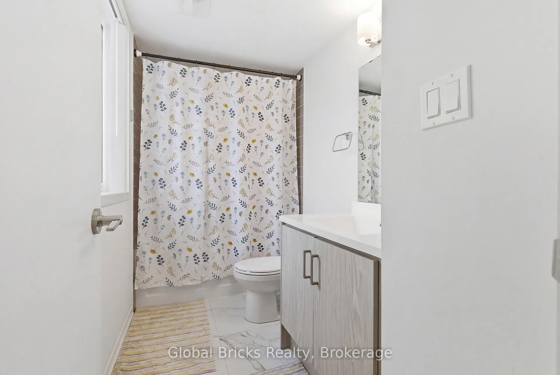 Photo 12 of Unit TH #210, 131 Honeycrisp Crescent, Vaughan, Vaughan Corporate Centre — HOMEH