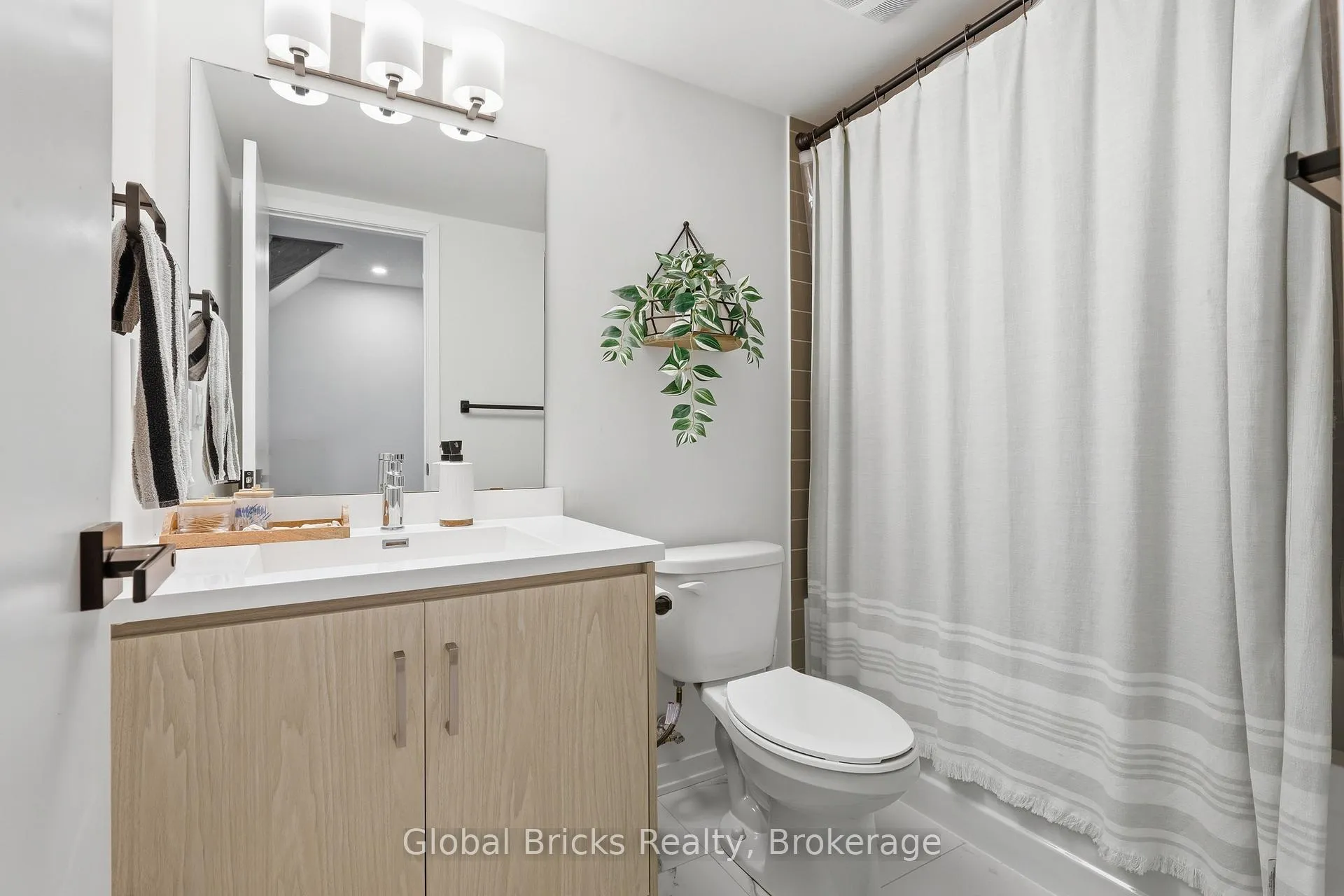 Photo 14 of Unit TH #210, 131 Honeycrisp Crescent, Vaughan, Vaughan Corporate Centre — HOMEH