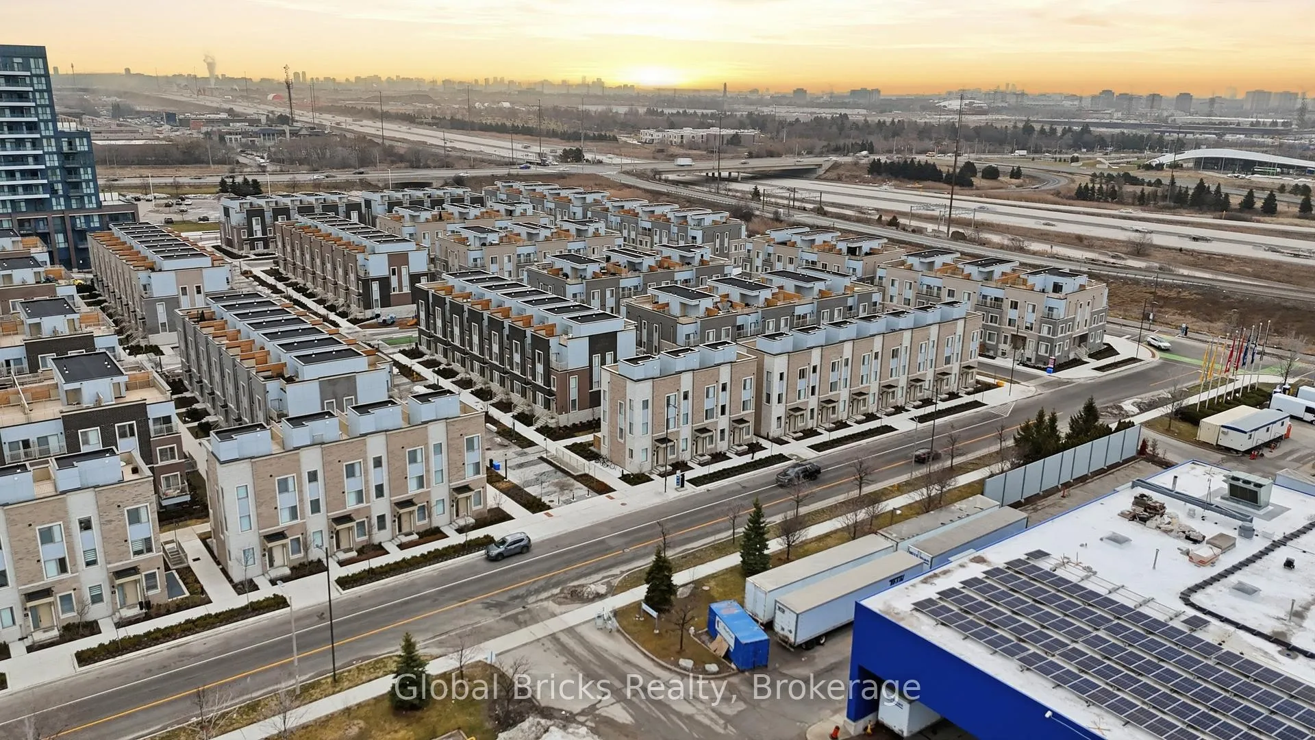 Photo 16 of Unit TH #210, 131 Honeycrisp Crescent, Vaughan, Vaughan Corporate Centre — HOMEH