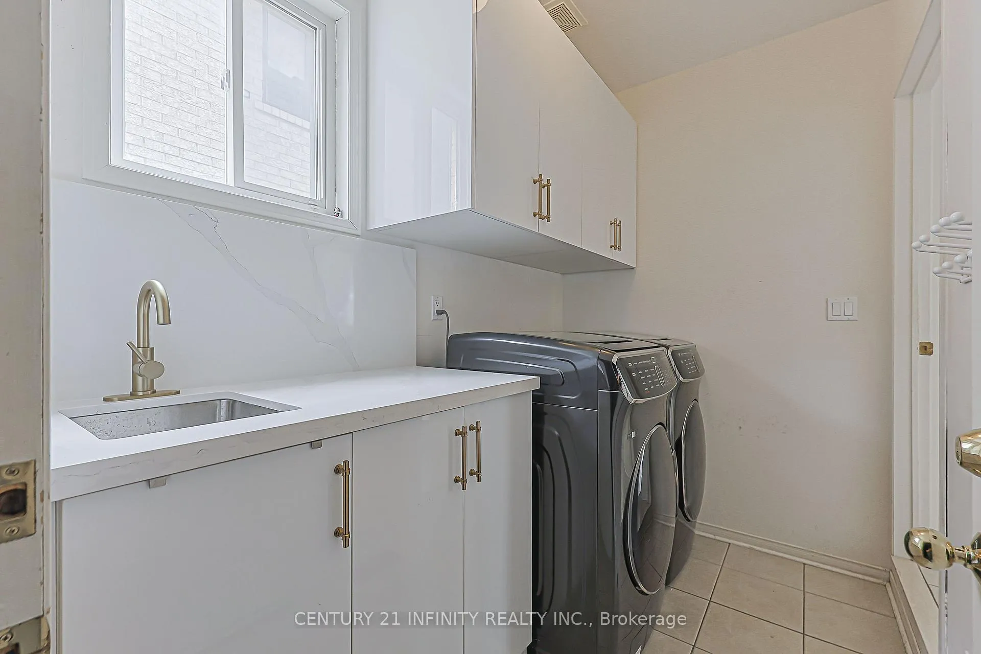 Photo 17 of 59 Splendor Drive, Whitby, Williamsburg — HOMEH