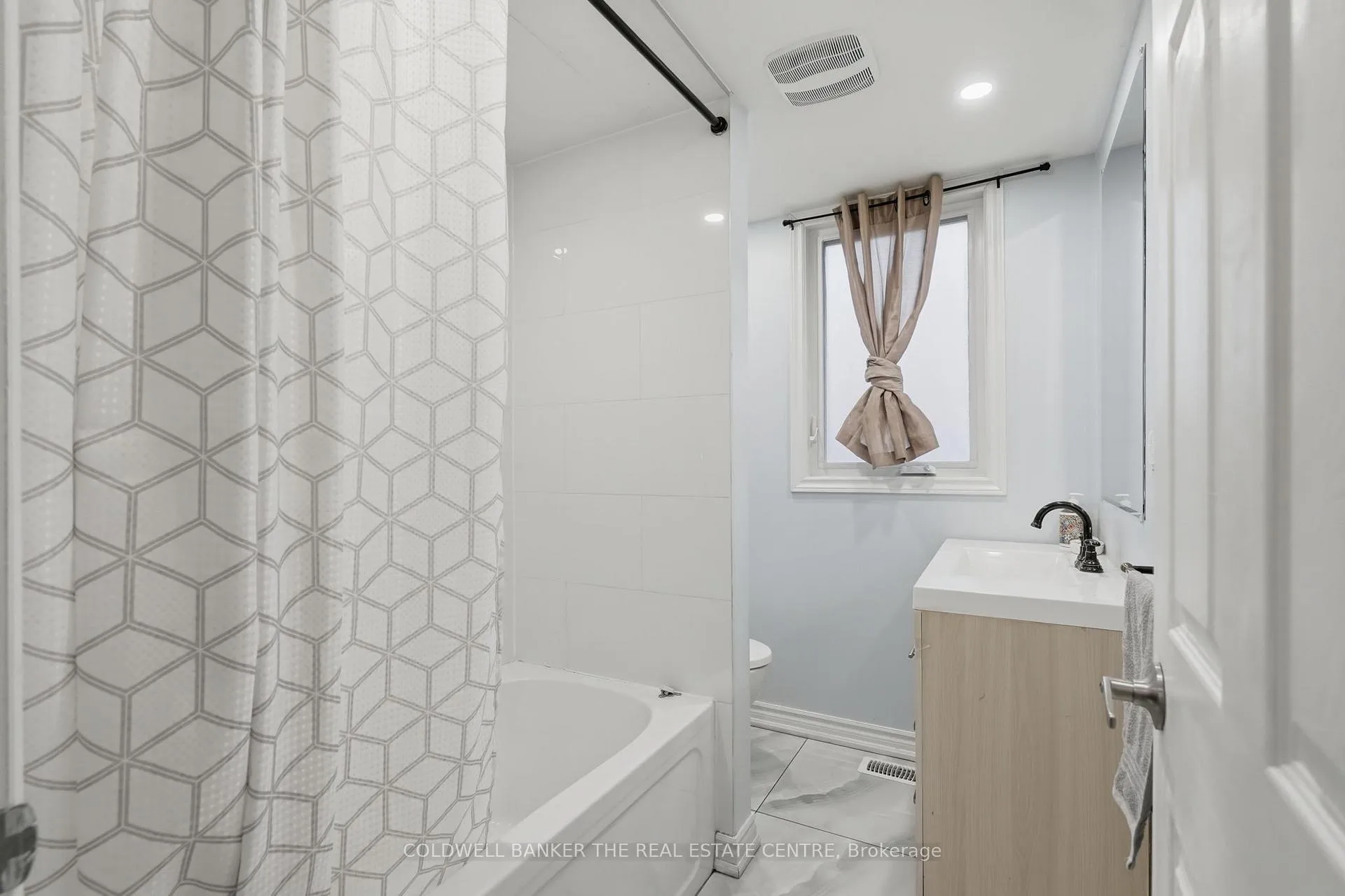 Photo 15 of 749 Innisfil Beach Road, Innisfil, Alcona — HOMEH