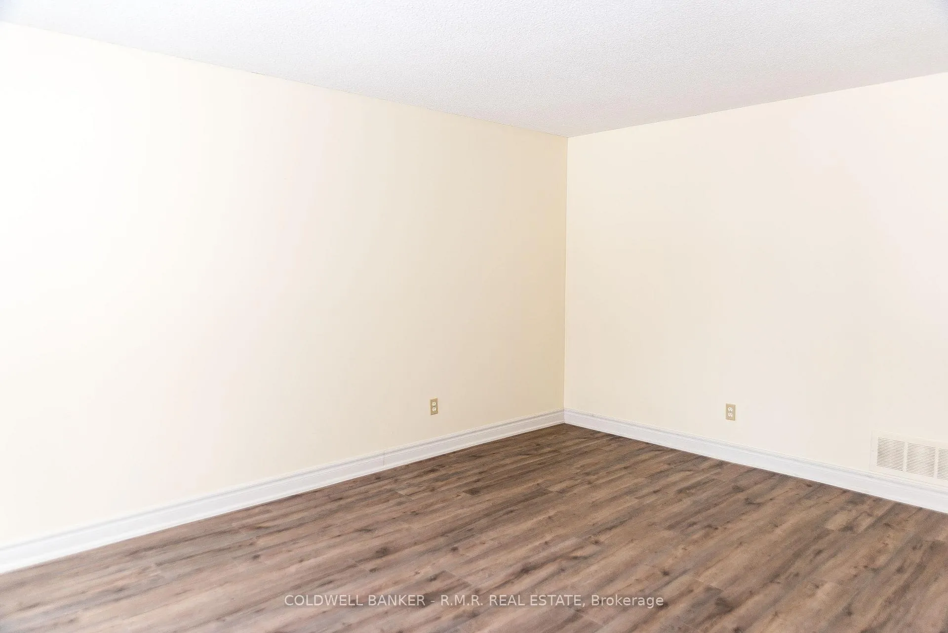 Photo 4 of 11 Foster Crescent, Whitby, Rolling Acres — HOMEH