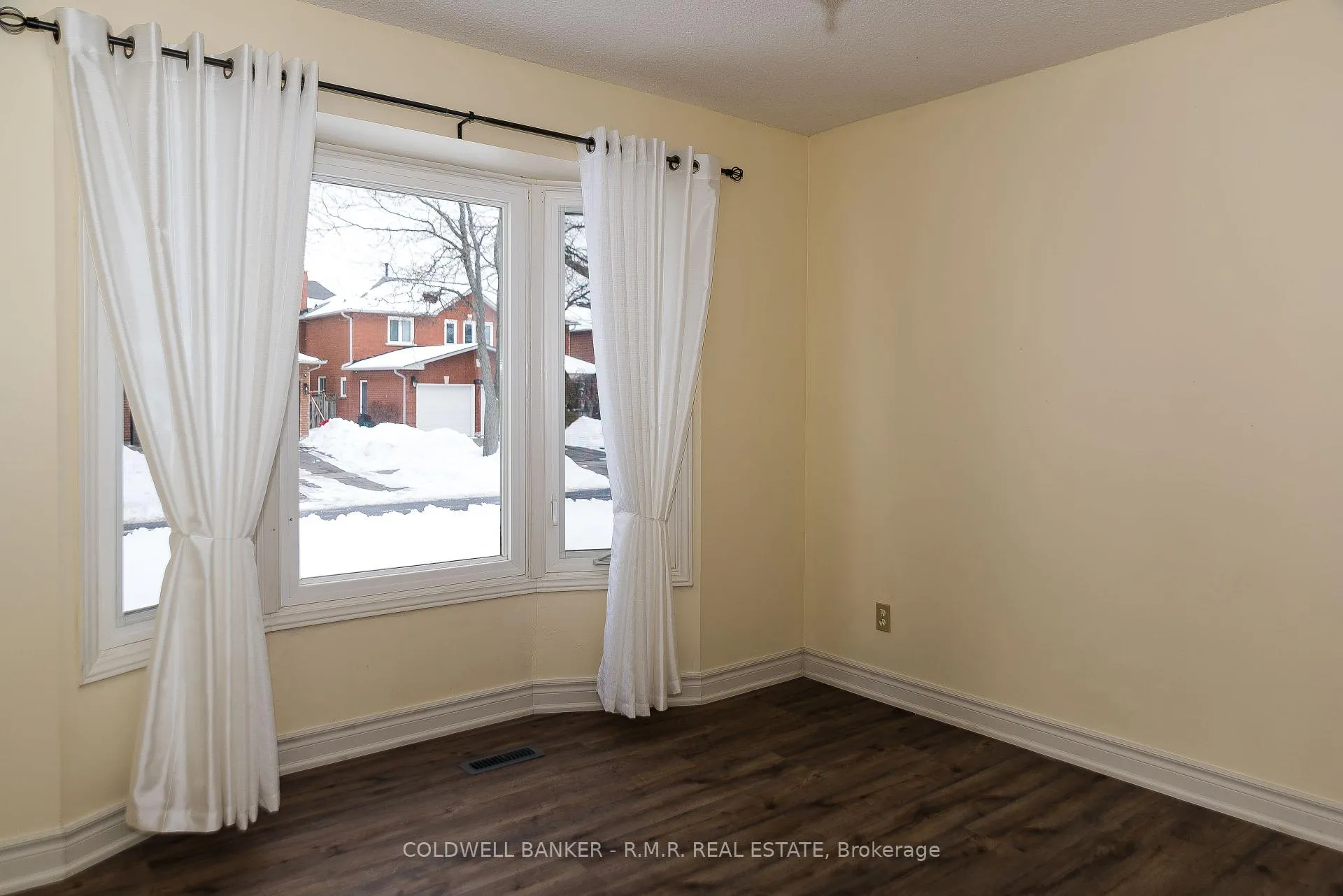 Photo 6 of 11 Foster Crescent, Whitby, Rolling Acres — HOMEH