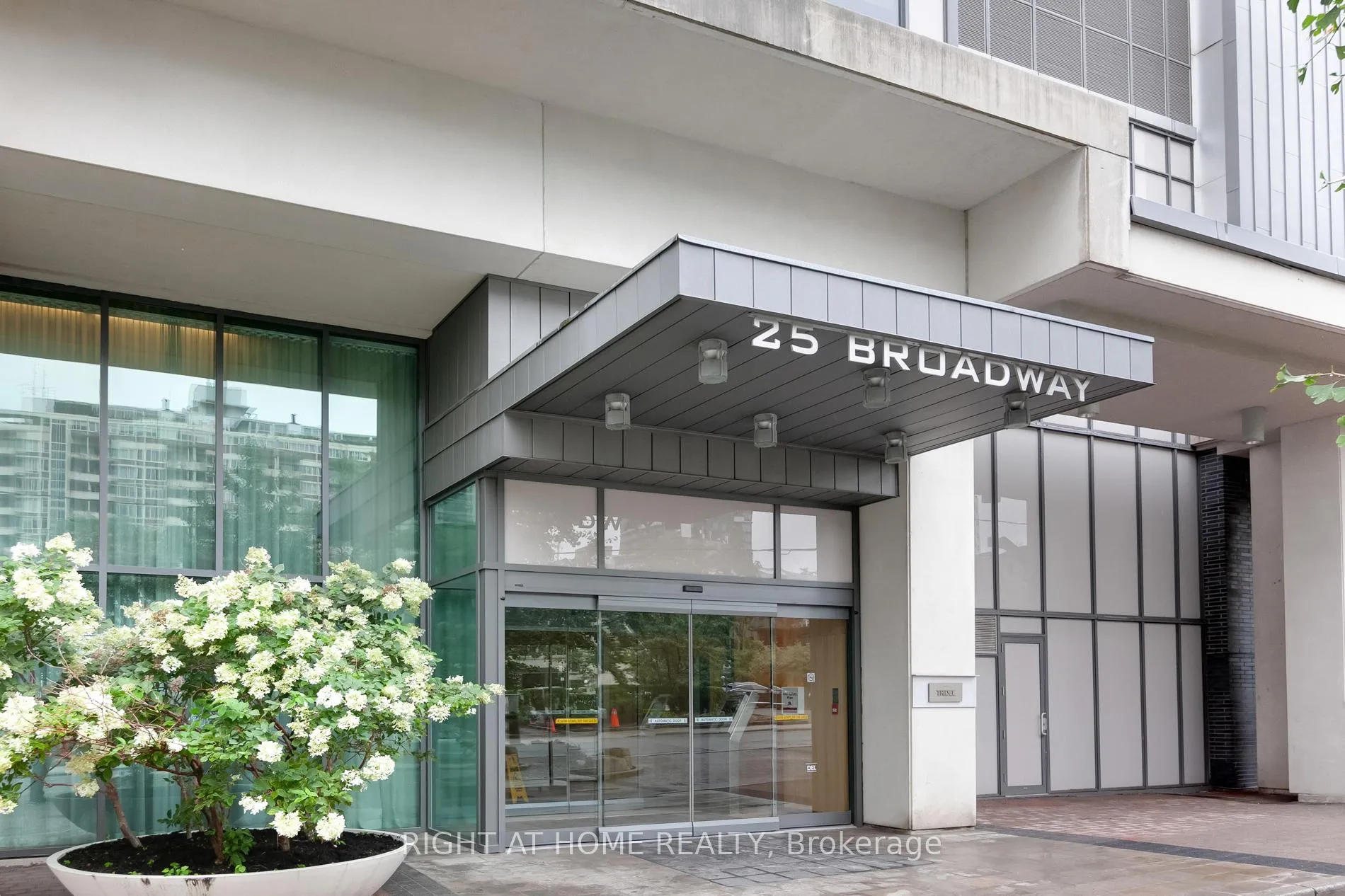Photo 2 of Unit 505, 25 Broadway Avenue, Toronto, Mount Pleasant West — HOMEH