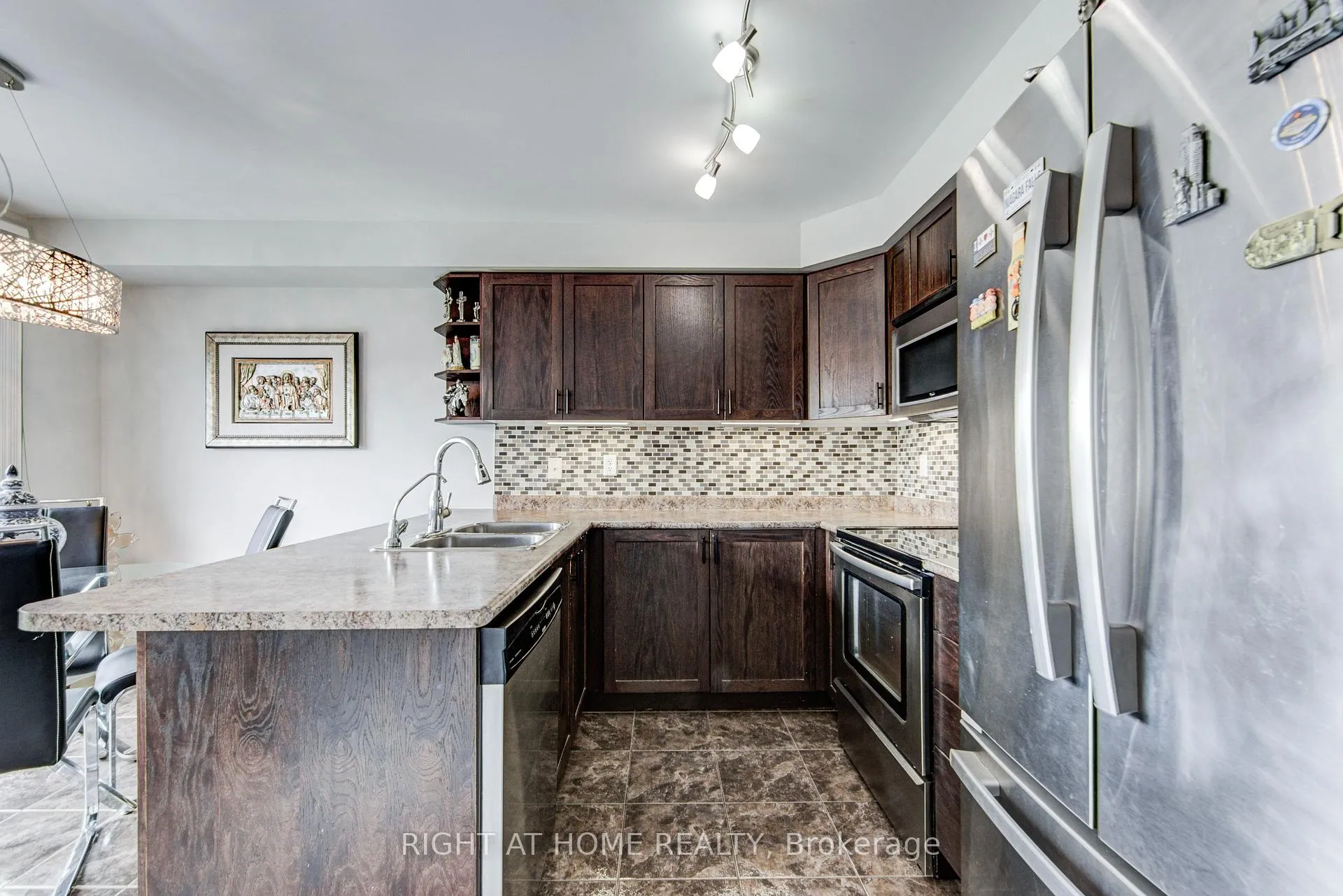 Photo 14 of 4864 Capri Crescent, Burlington, Alton — HOMEH