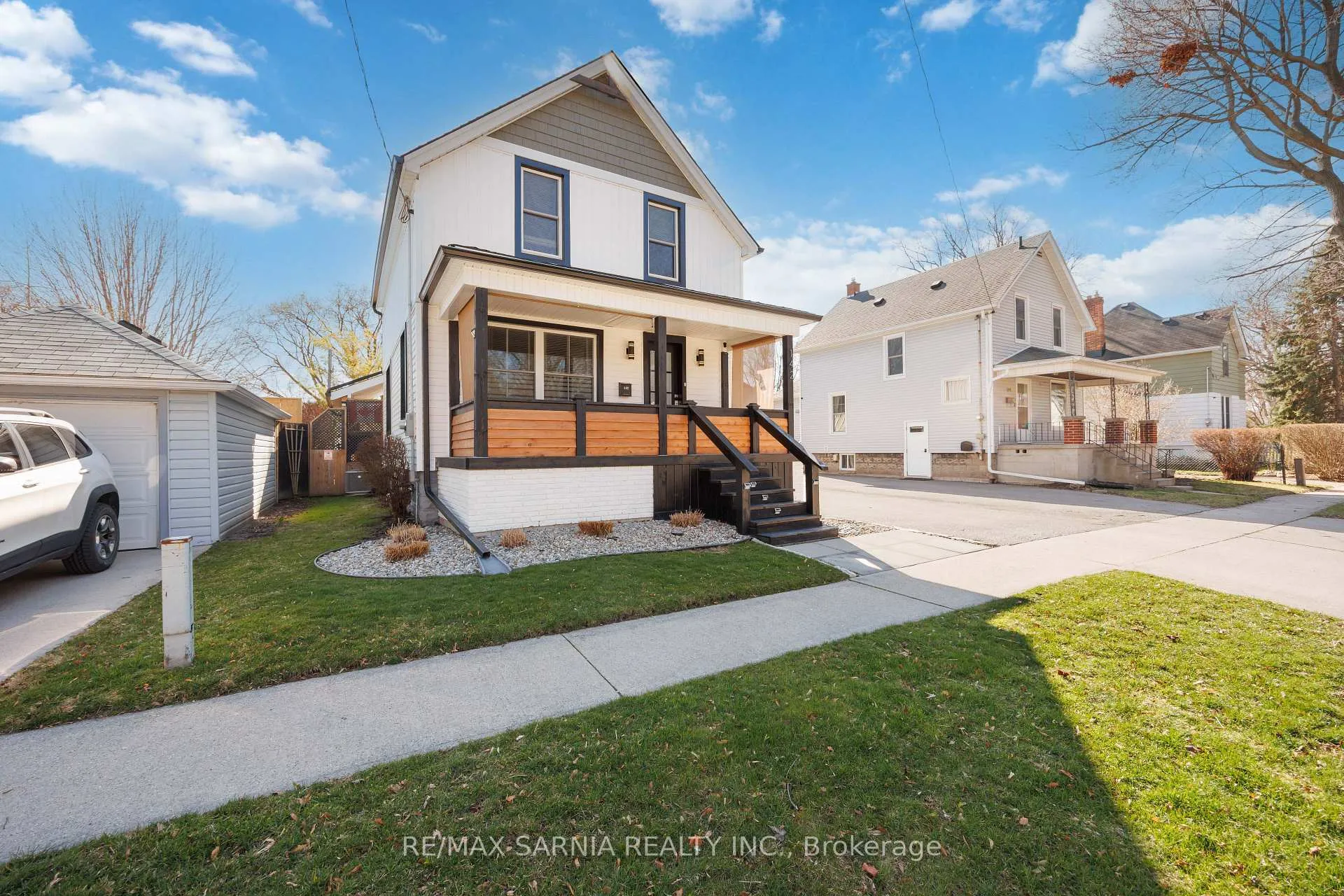 Photo 2 of 142 Mackenzie Street S, Sarnia — HOMEH