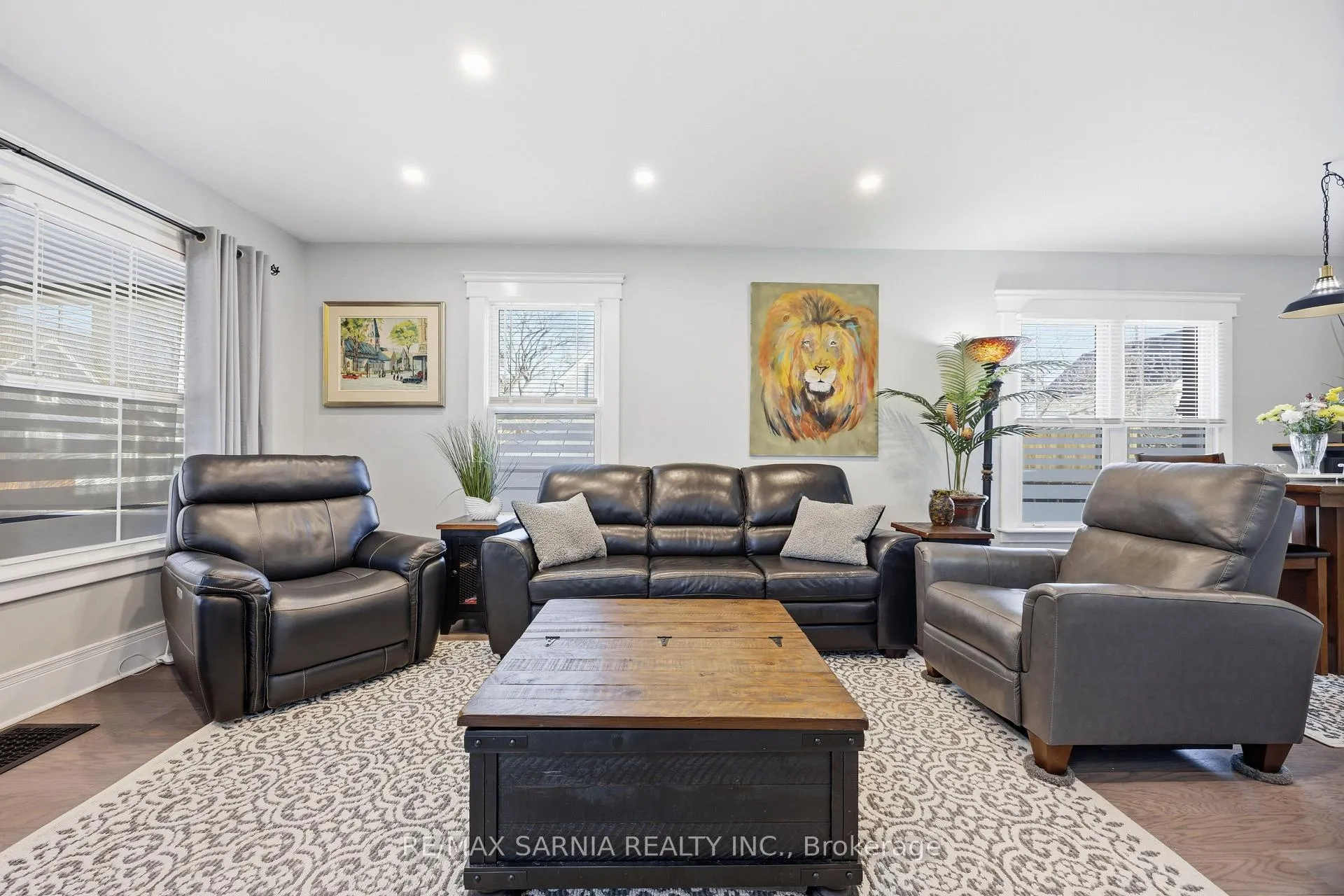 Photo 8 of 142 Mackenzie Street S, Sarnia — HOMEH