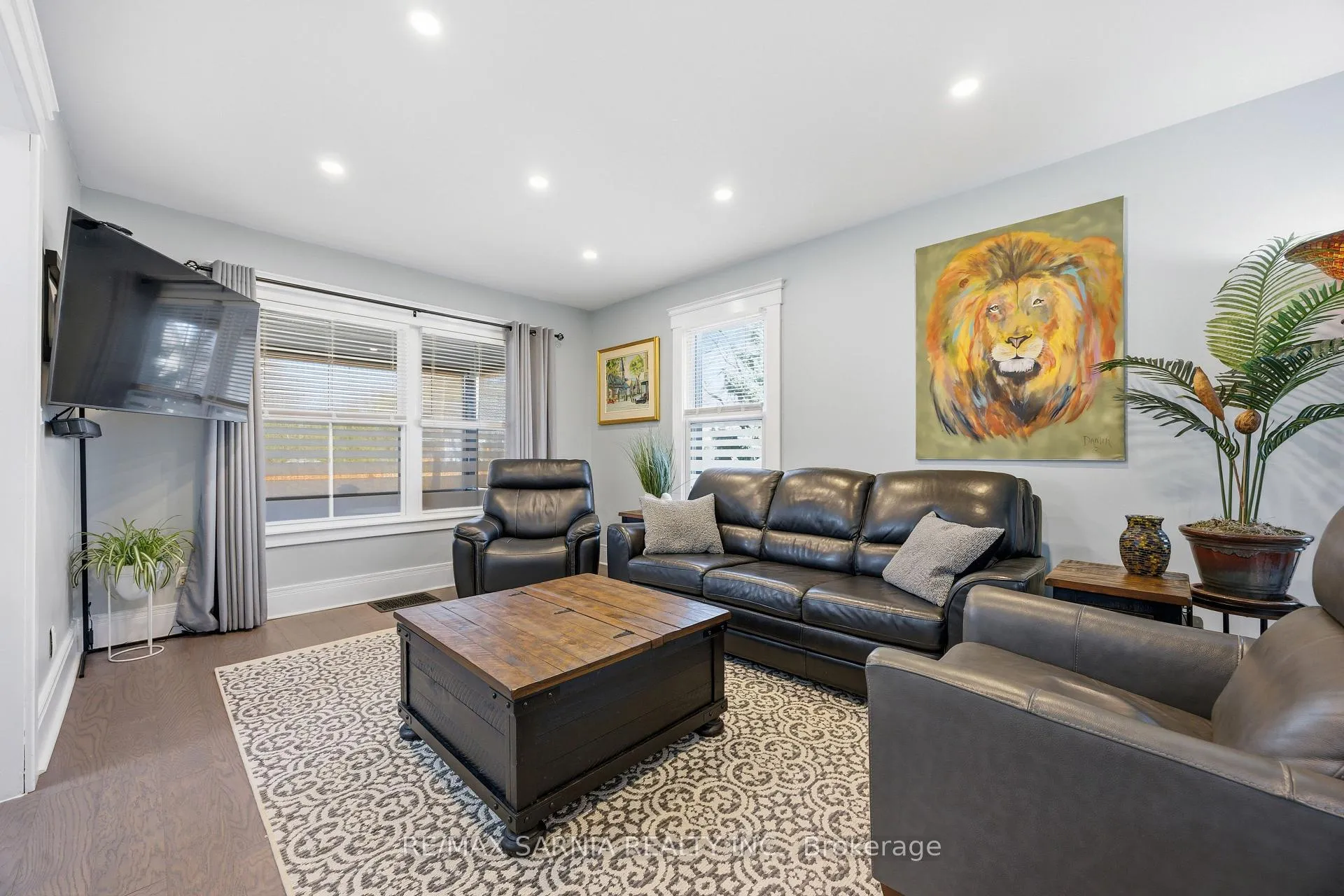 Photo 9 of 142 Mackenzie Street S, Sarnia — HOMEH